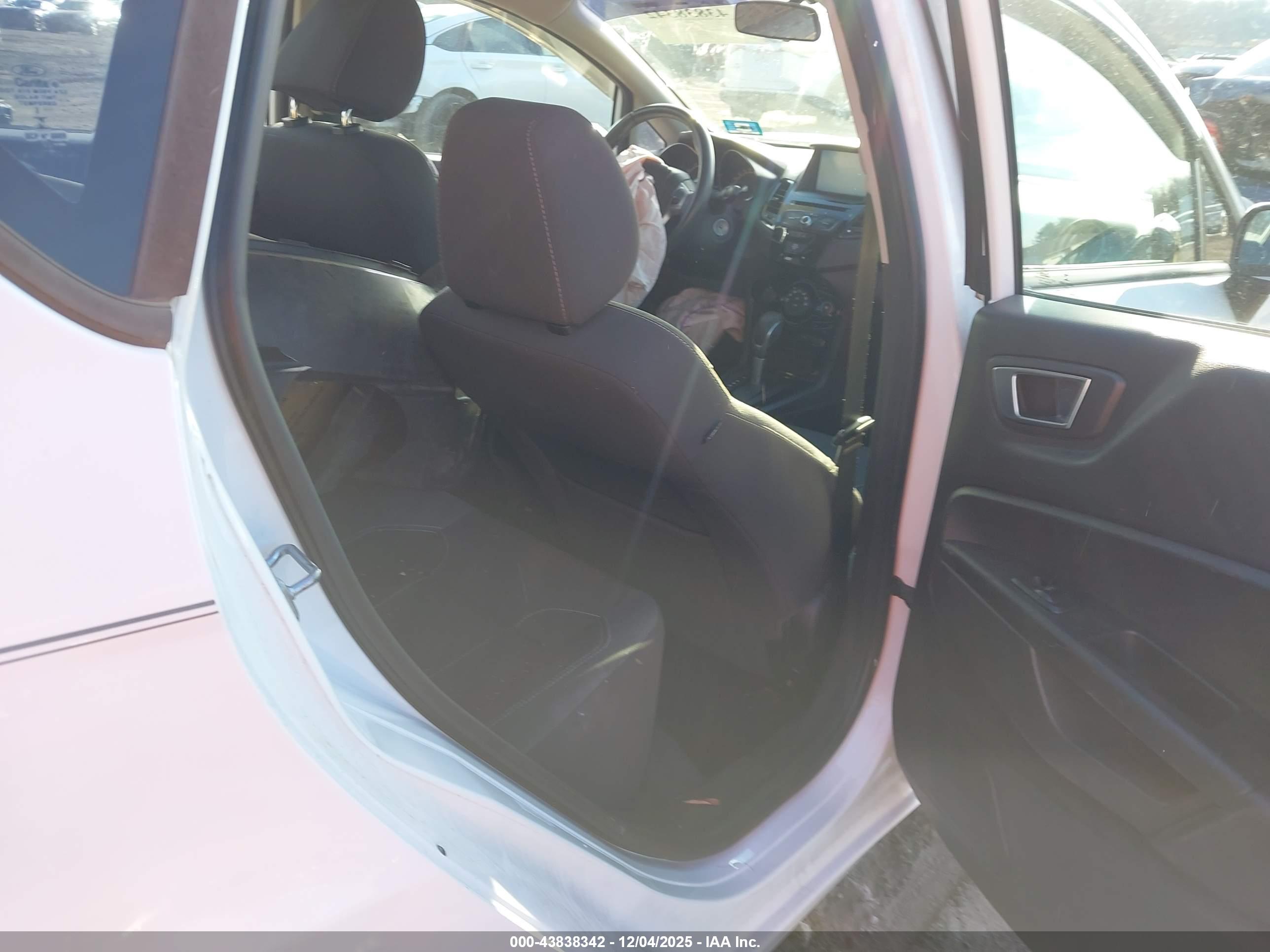 FORD FIESTA image 8