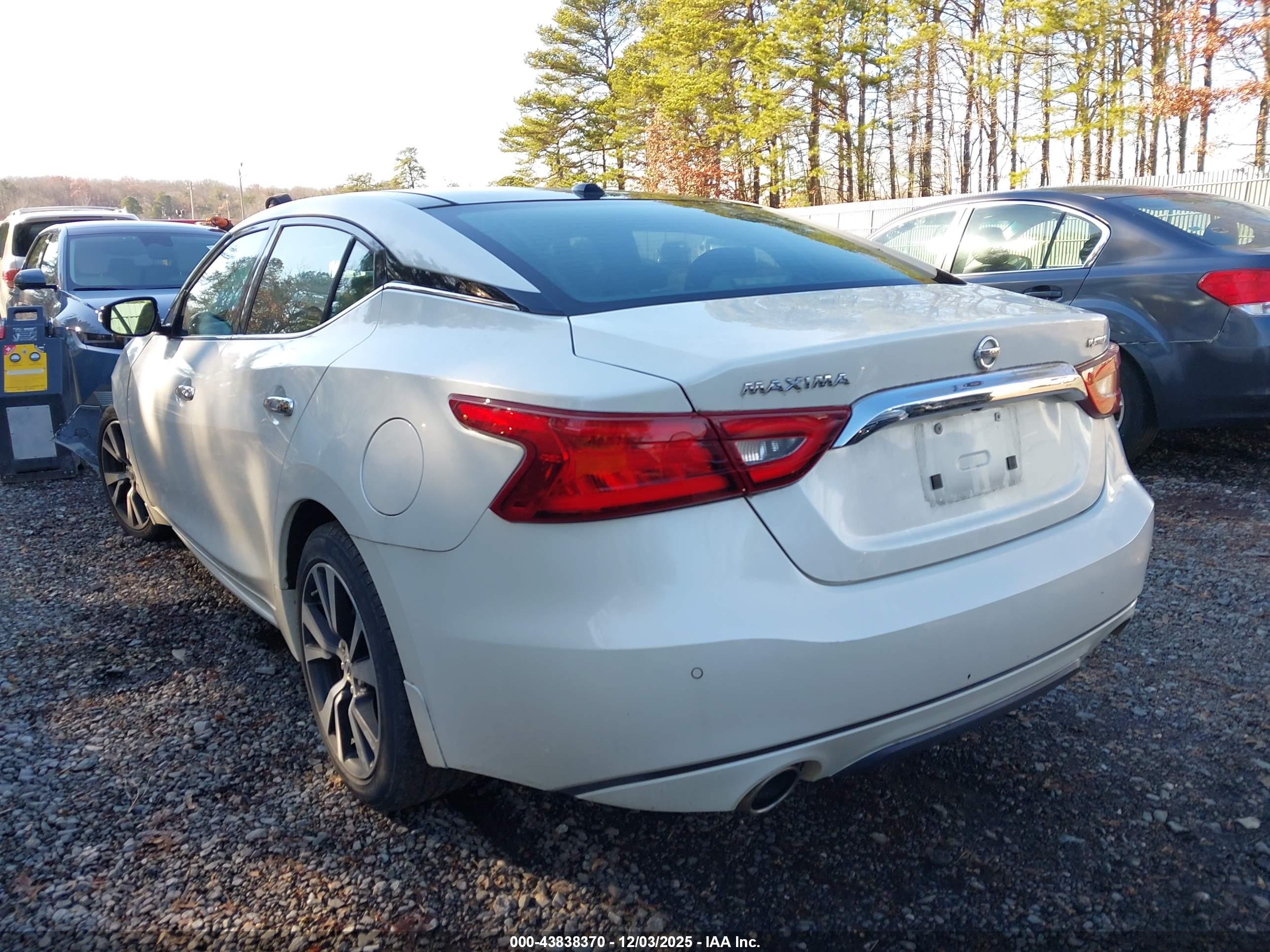 NISSAN MAXIMA image 3