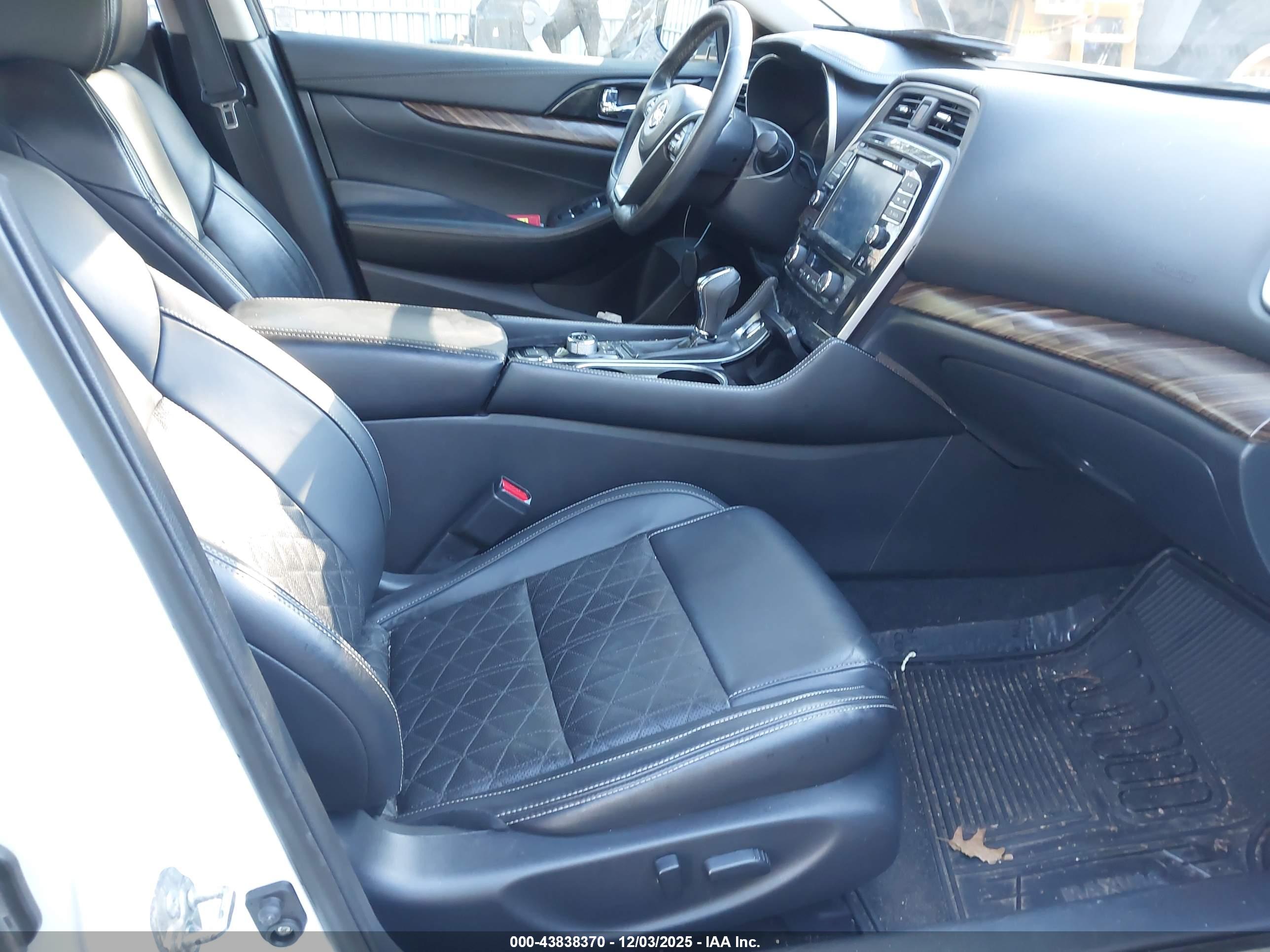 NISSAN MAXIMA image 5