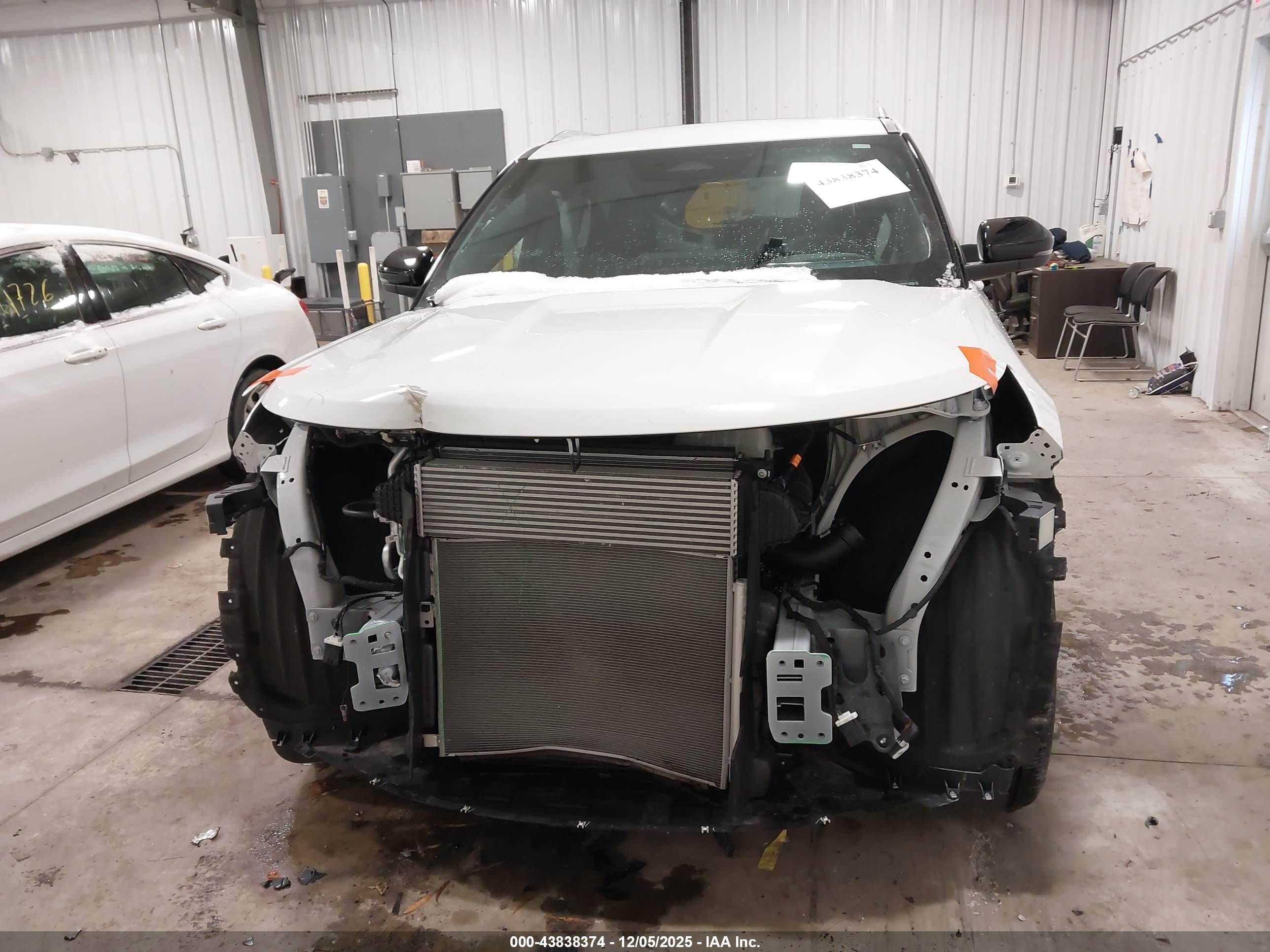 FORD EXPLORER image 6