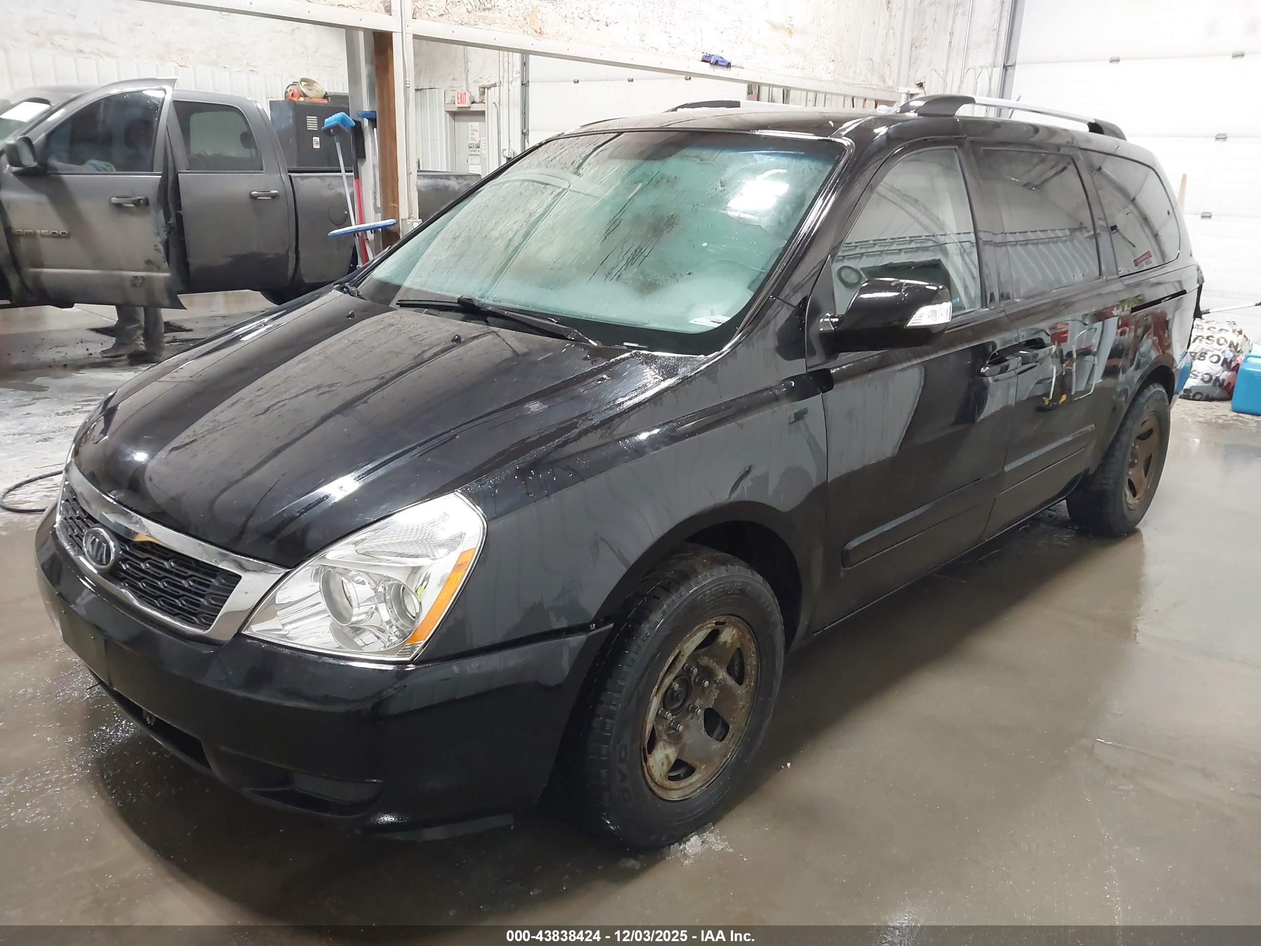 KIA SEDONA image 2