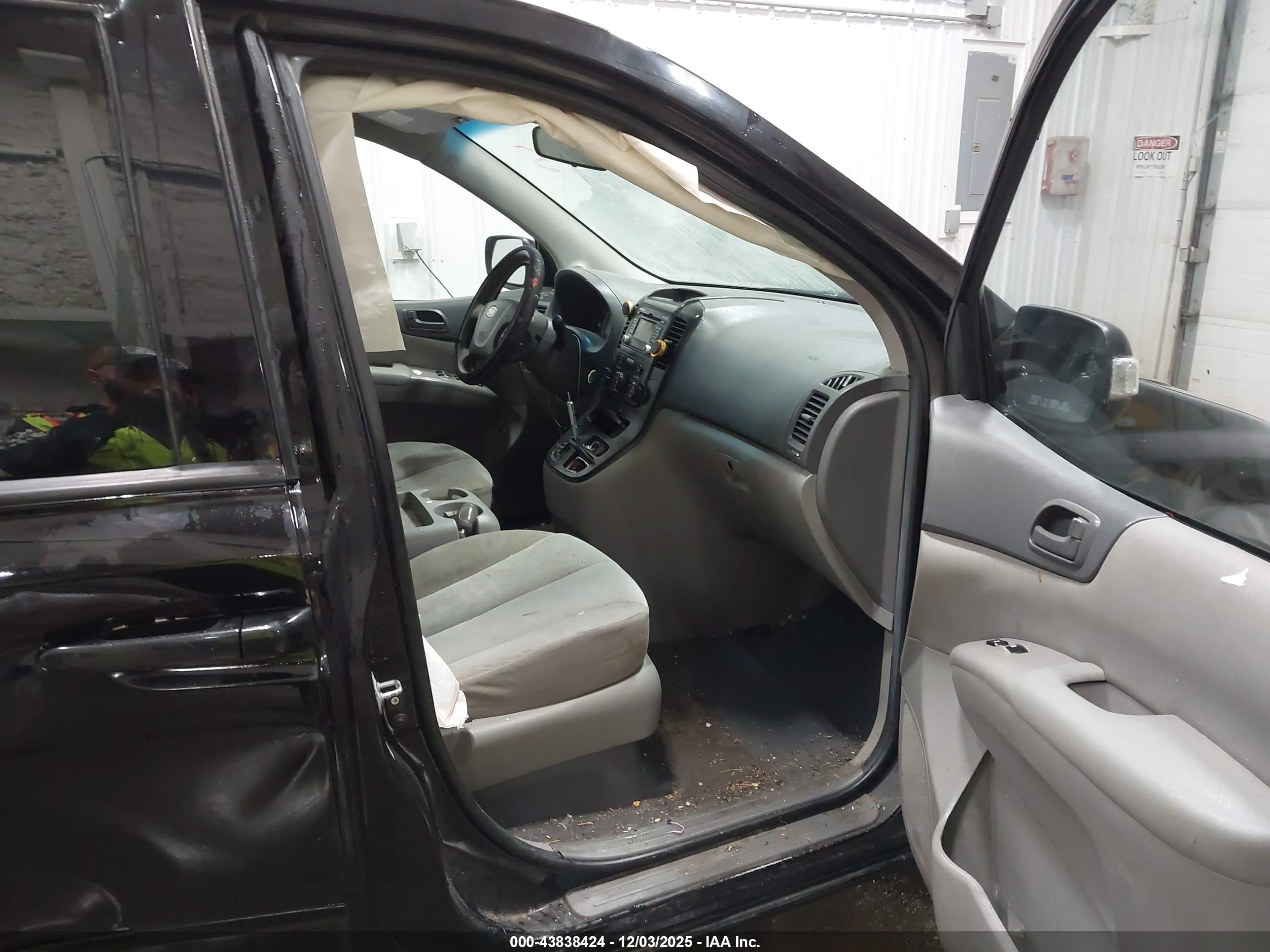 KIA SEDONA image 5