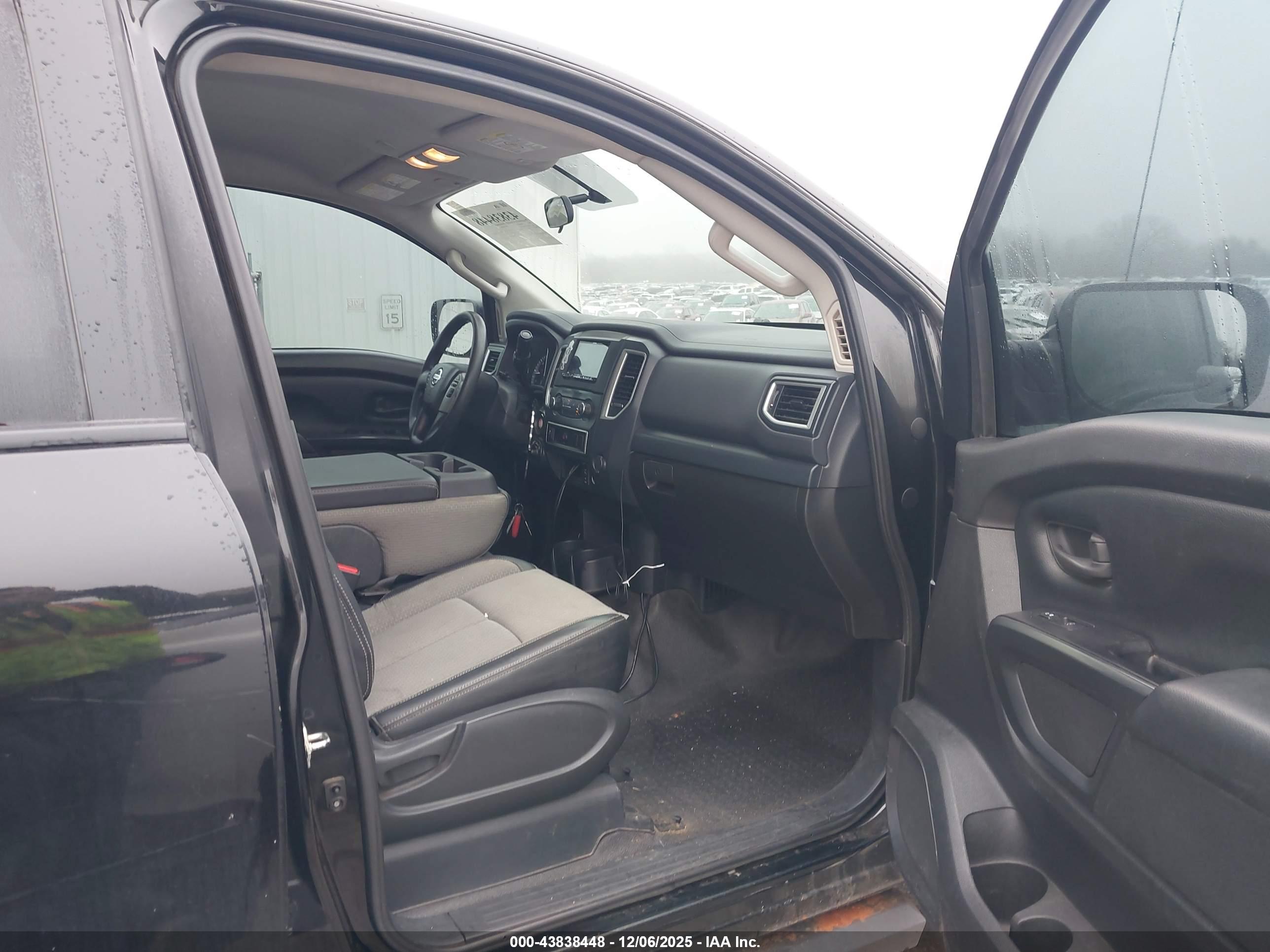 NISSAN TITAN image 5