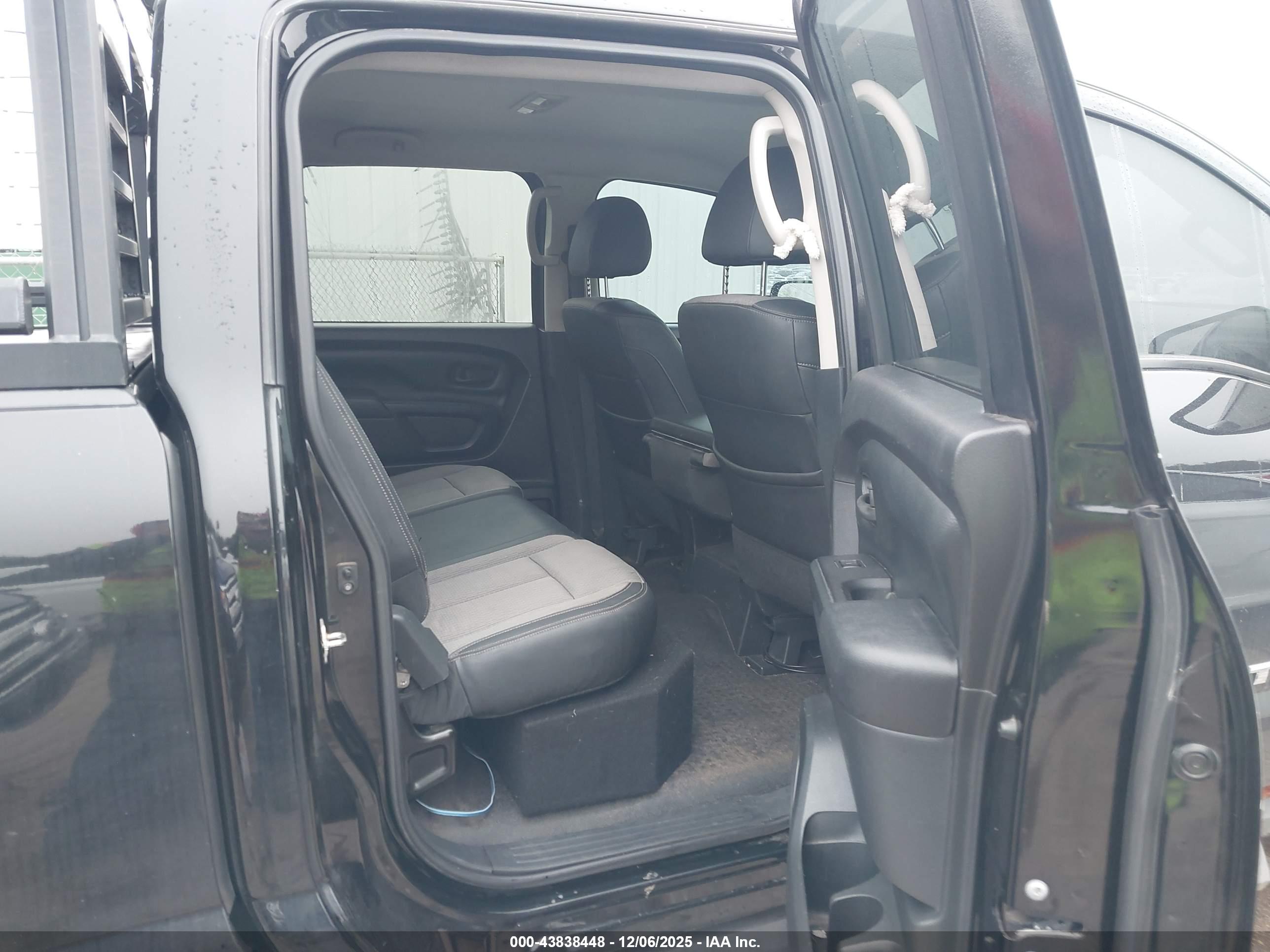 NISSAN TITAN image 8