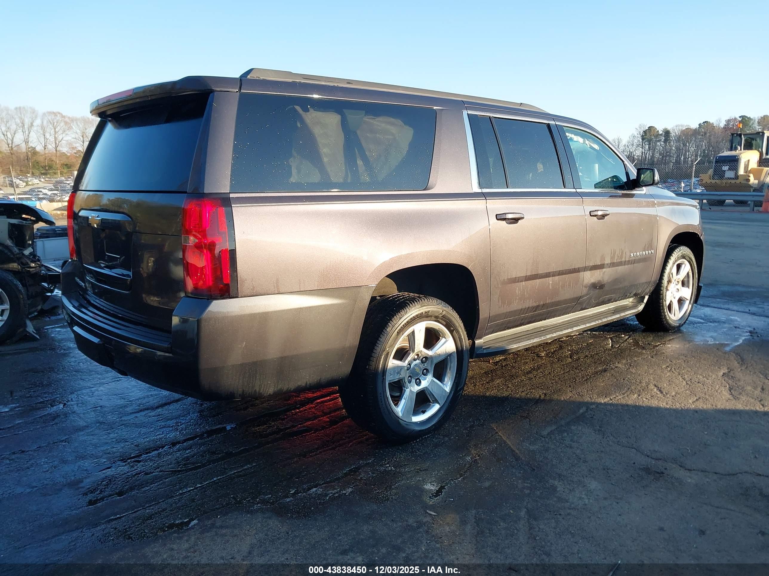 CHEVROLET SUBURBAN image 4