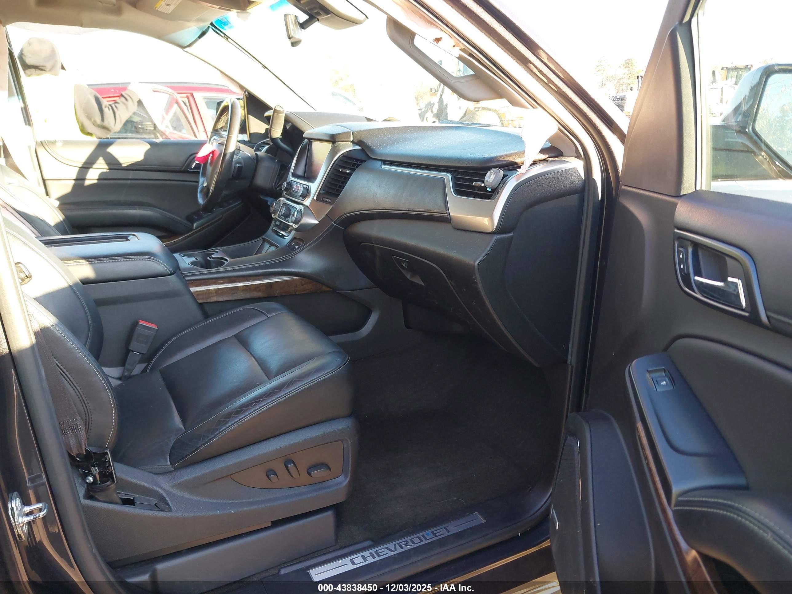 CHEVROLET SUBURBAN image 5