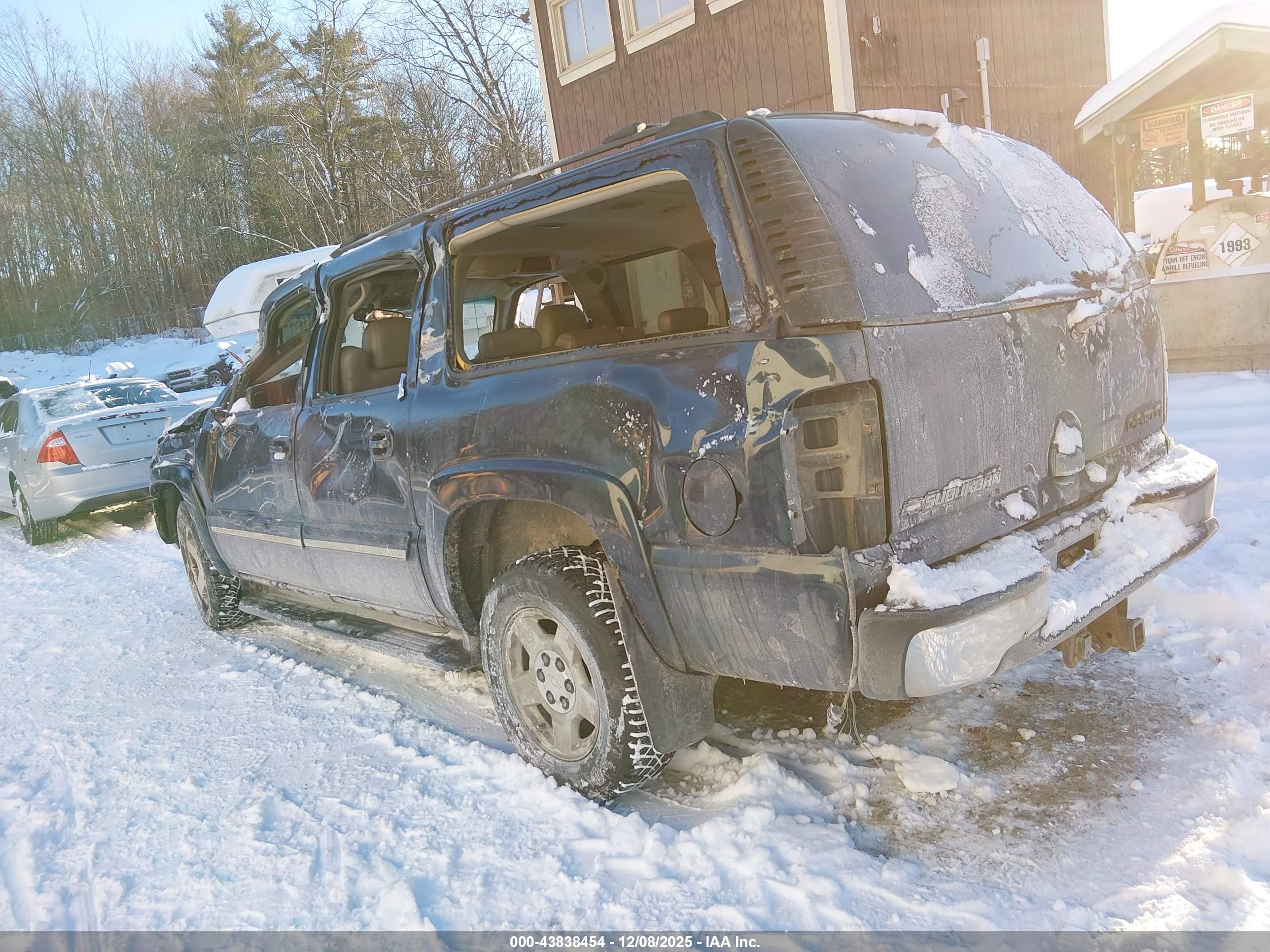 CHEVROLET SUBURBAN image 3
