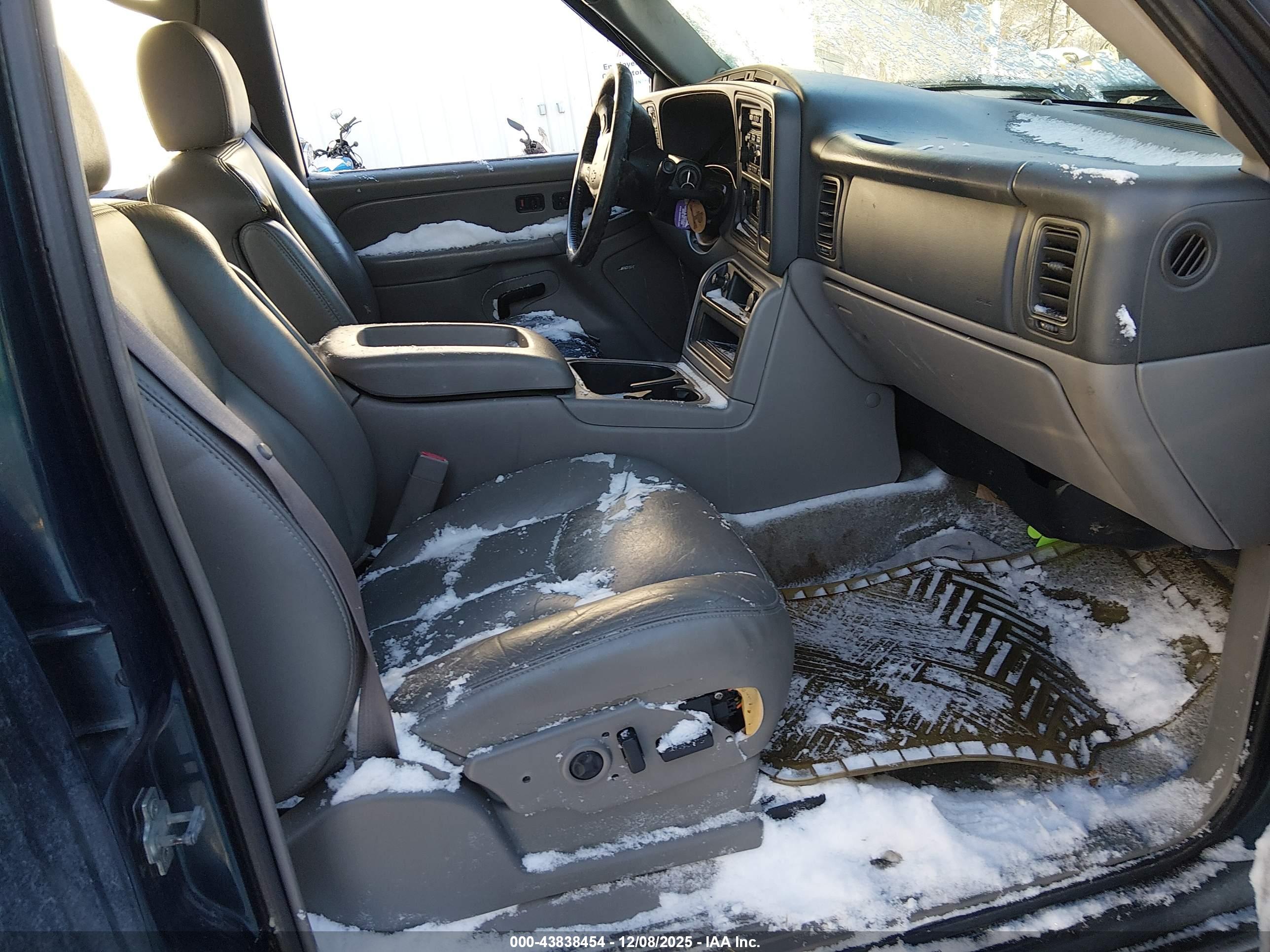 CHEVROLET SUBURBAN image 5