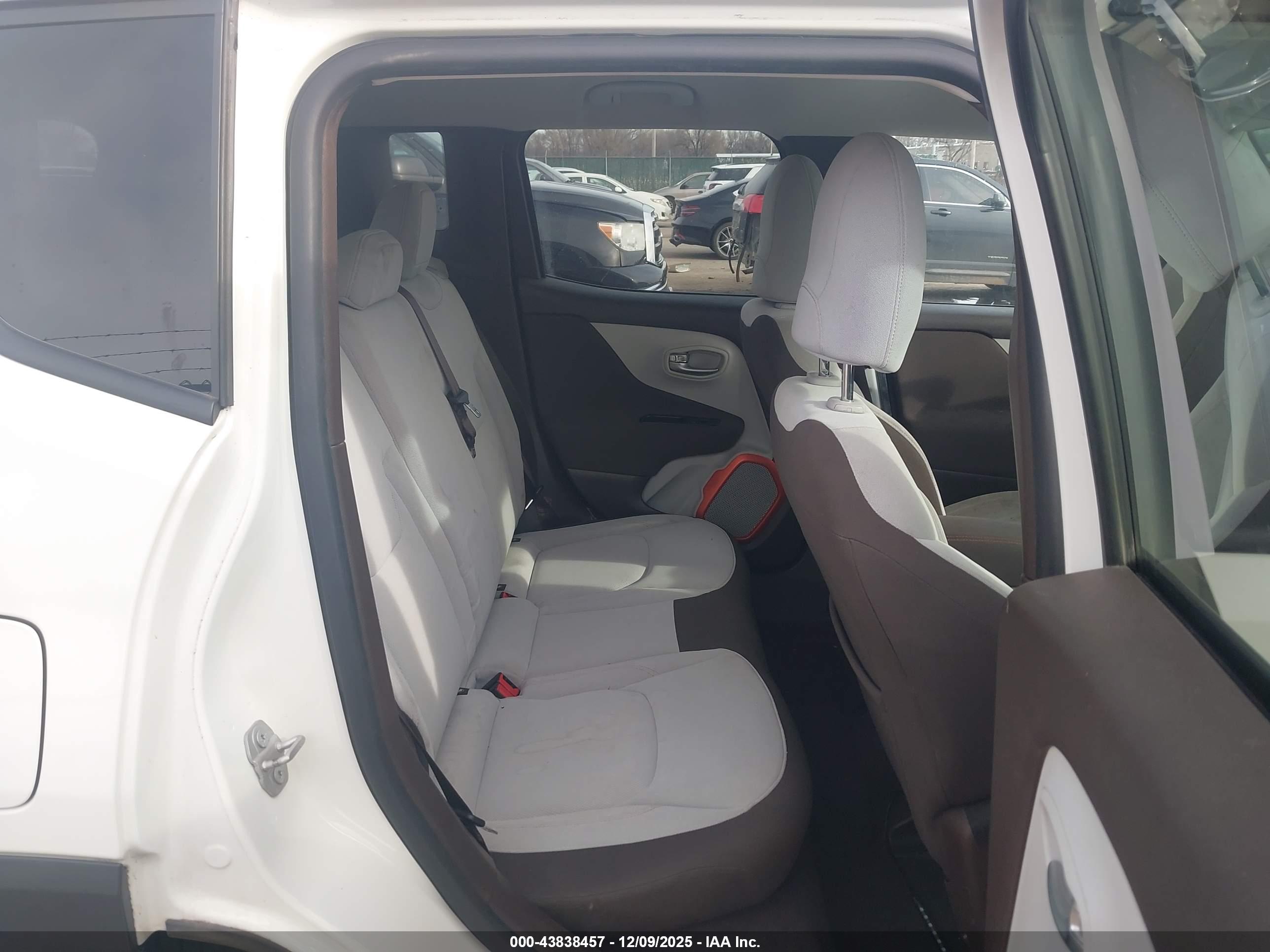 JEEP RENEGADE image 8