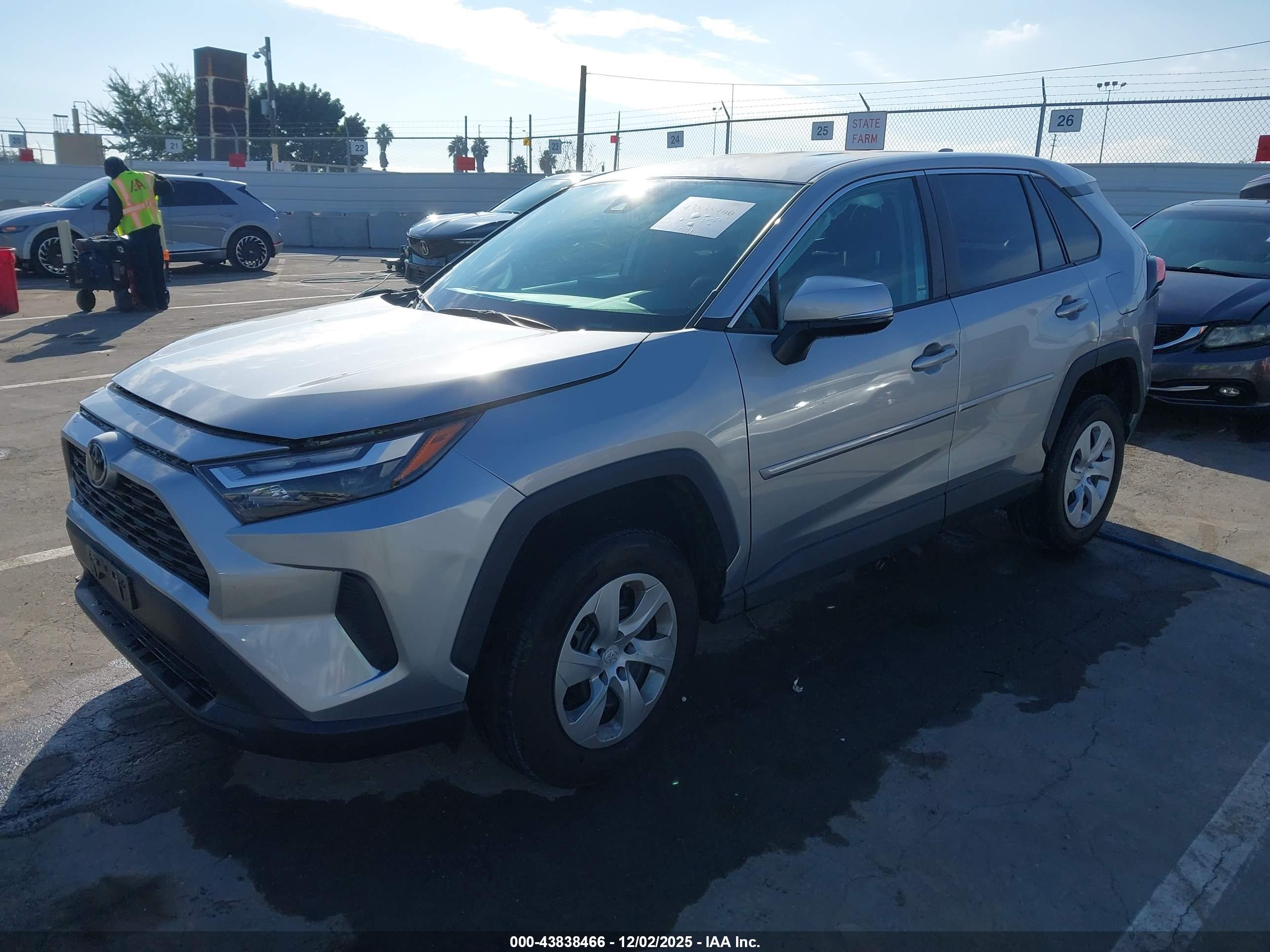 TOYOTA RAV4 image 2
