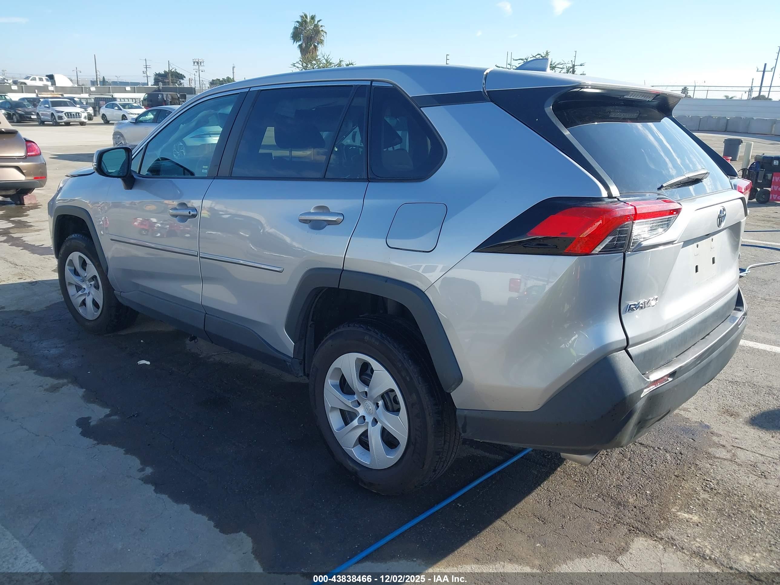 TOYOTA RAV4 image 3
