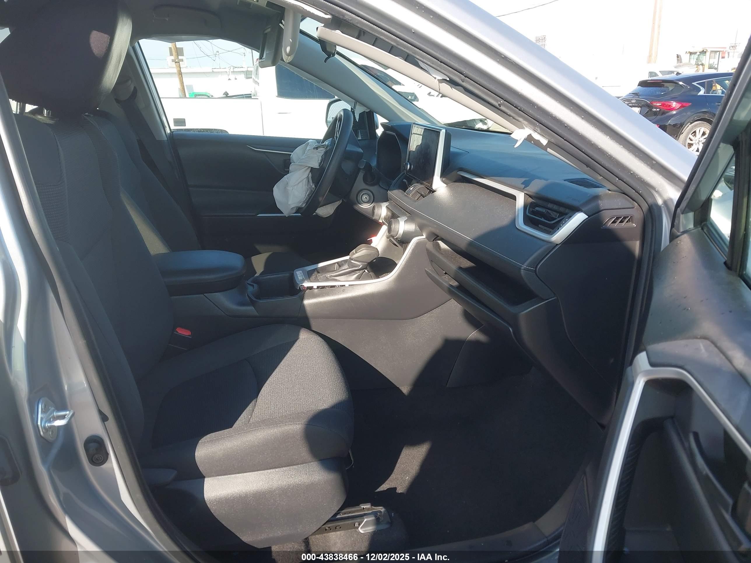 TOYOTA RAV4 image 5