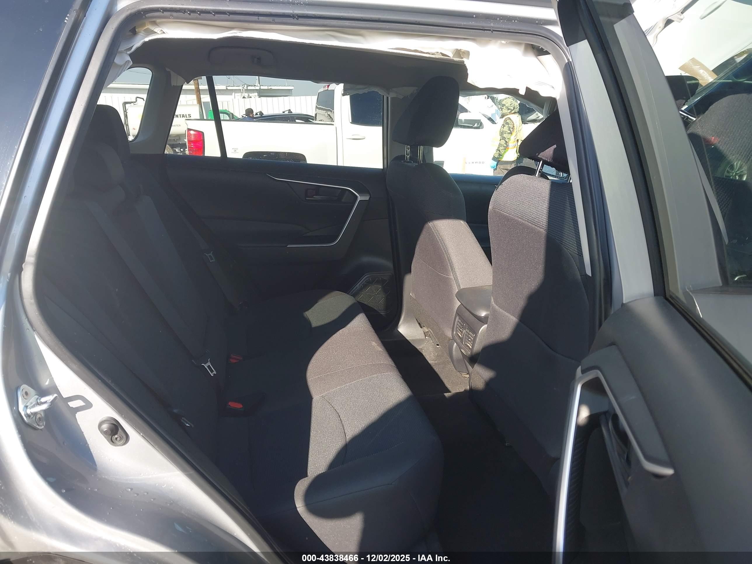 TOYOTA RAV4 image 8