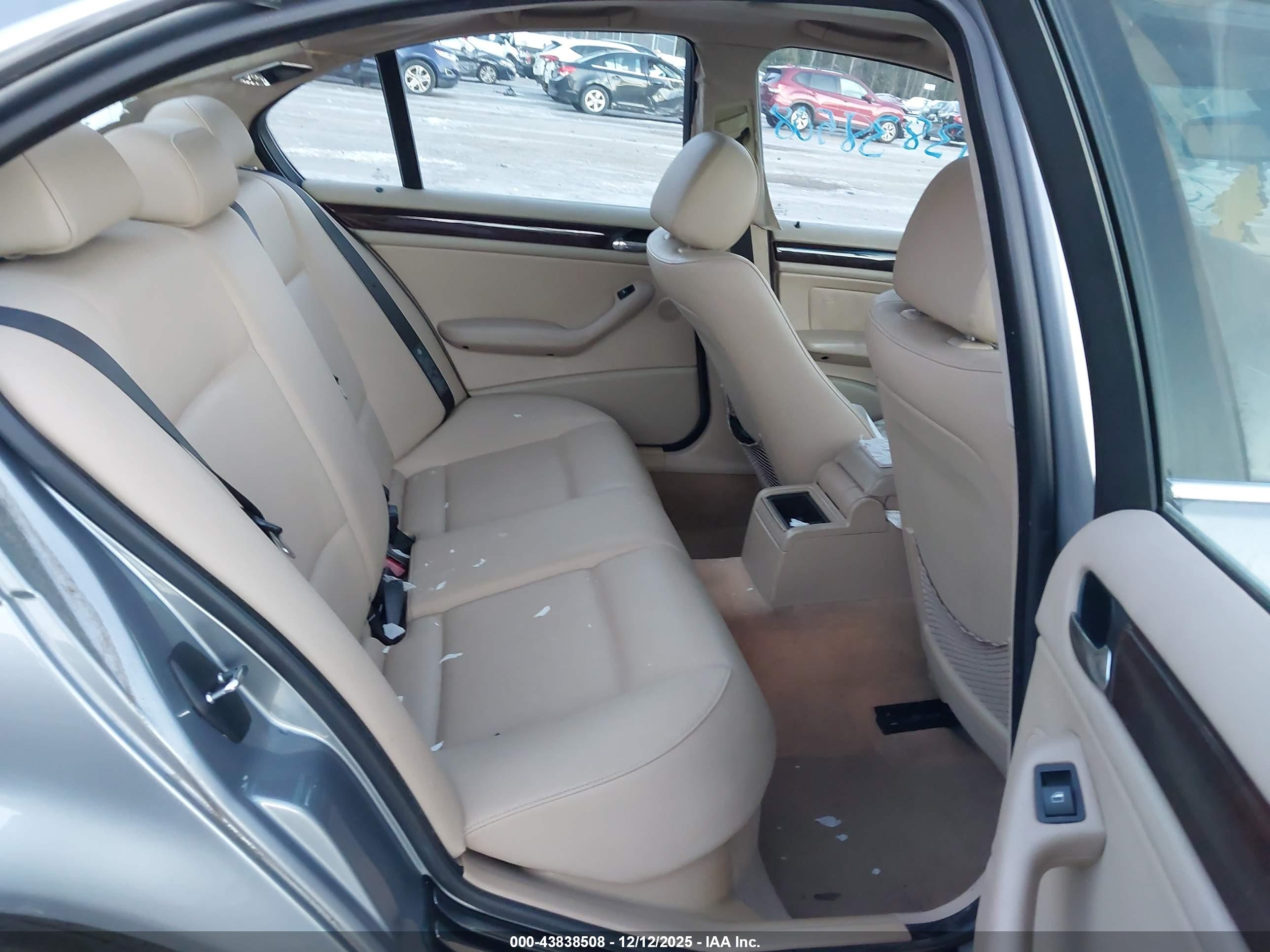 BMW 330XI image 8