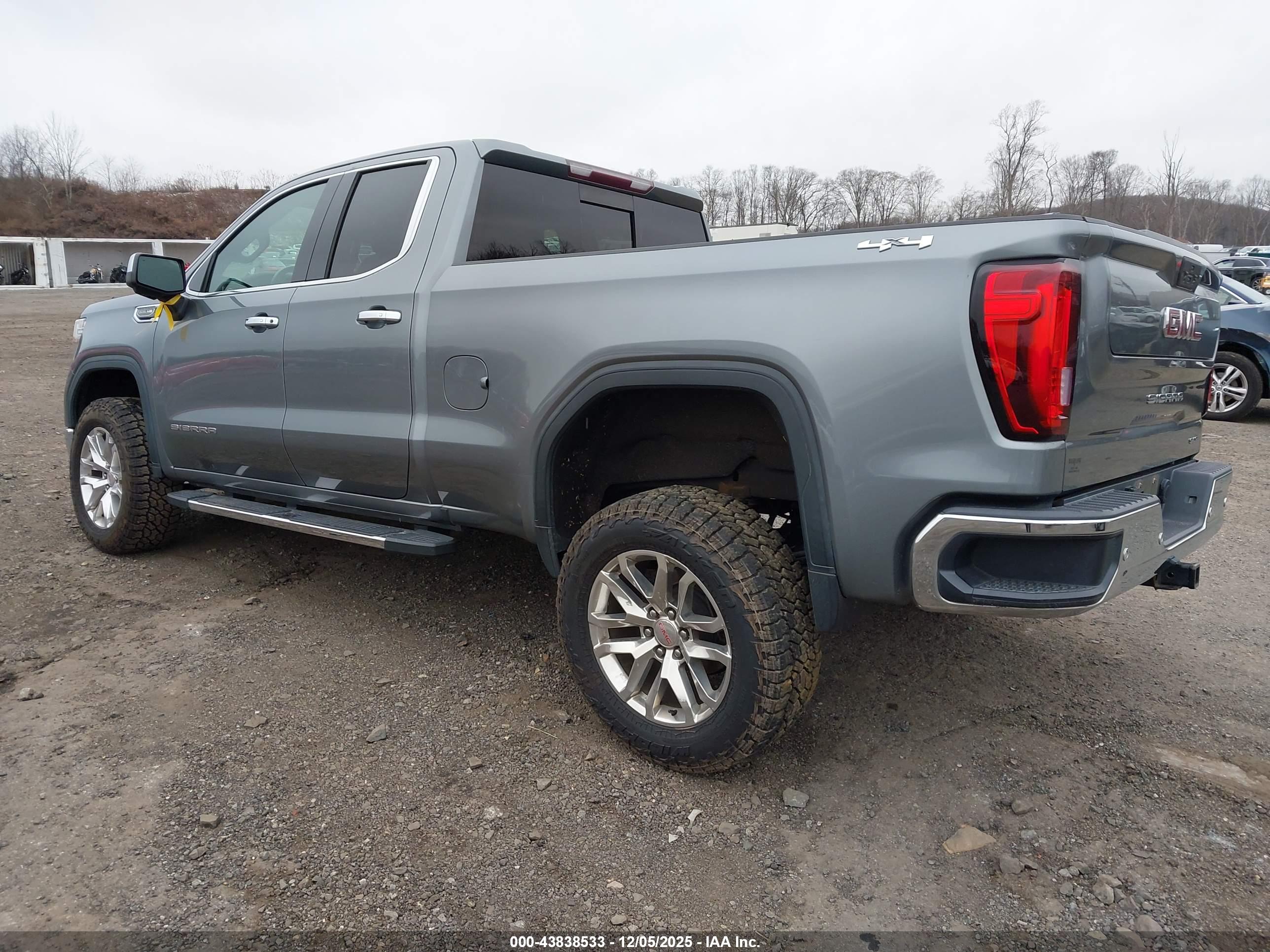 GMC SIERRA image 3