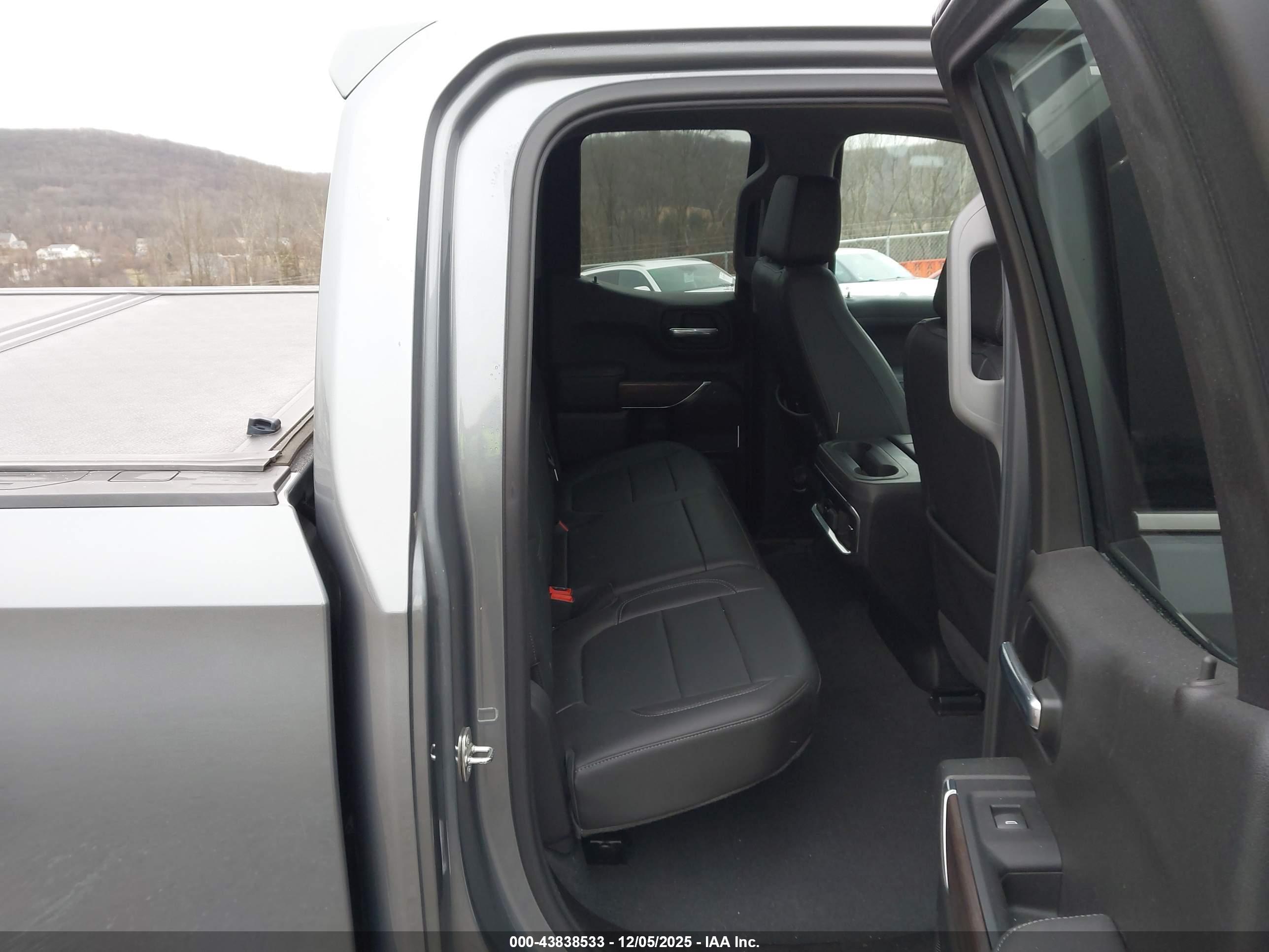 GMC SIERRA image 8