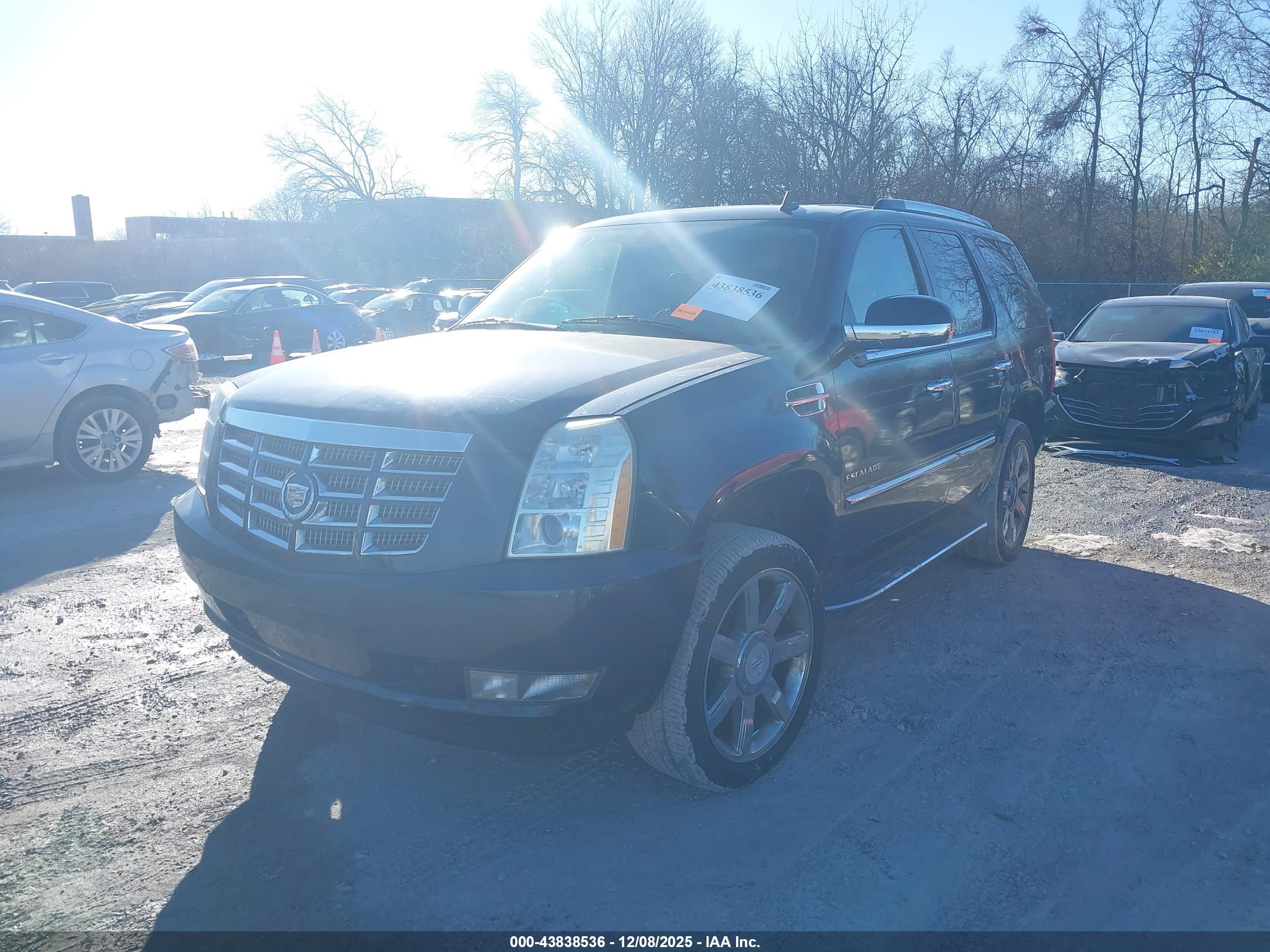 CADILLAC ESCALADE image 2