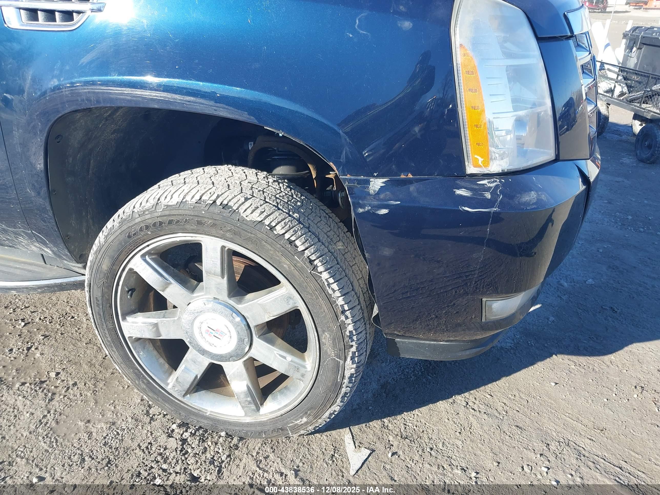 CADILLAC ESCALADE image 6