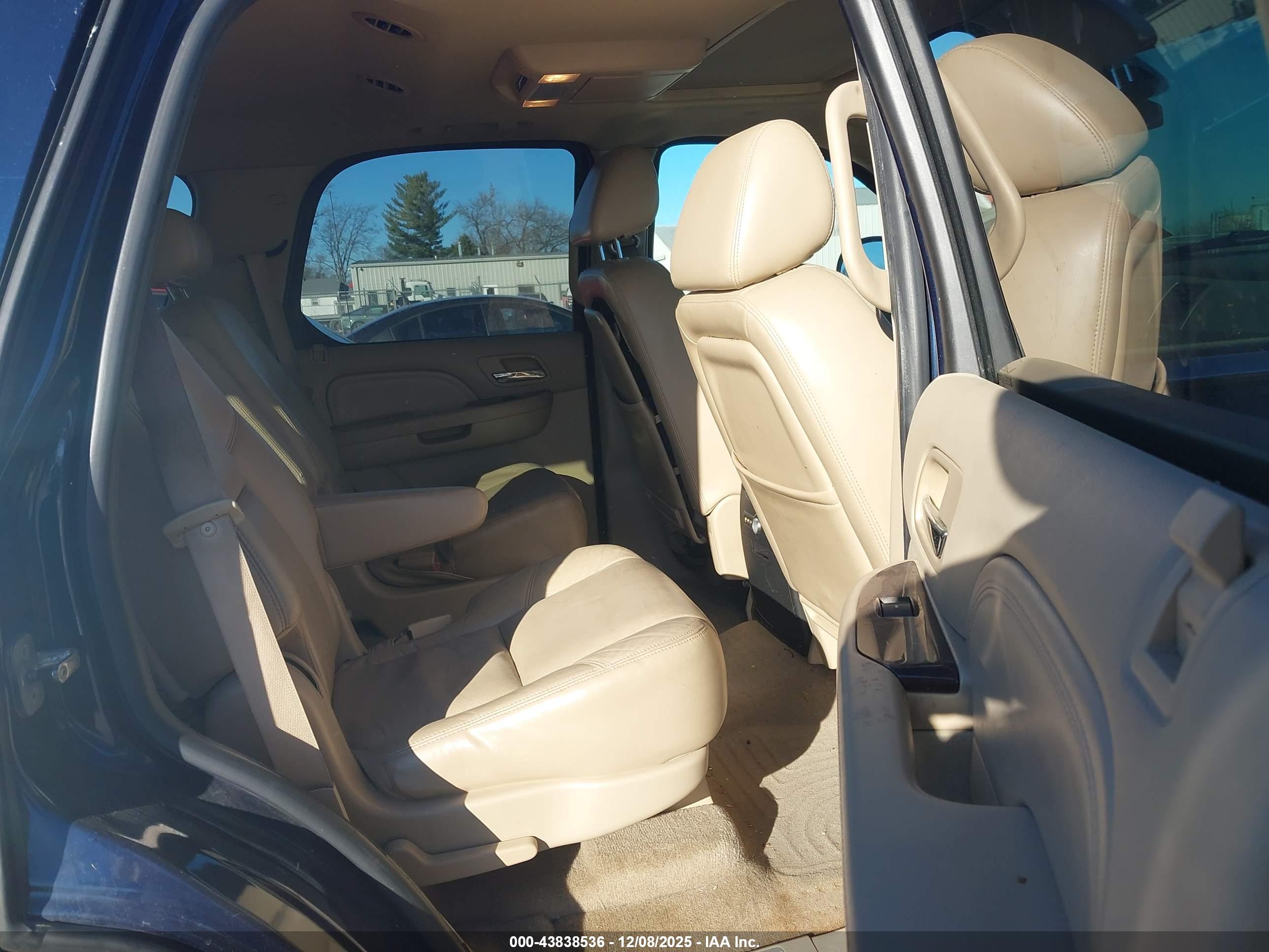 CADILLAC ESCALADE image 8