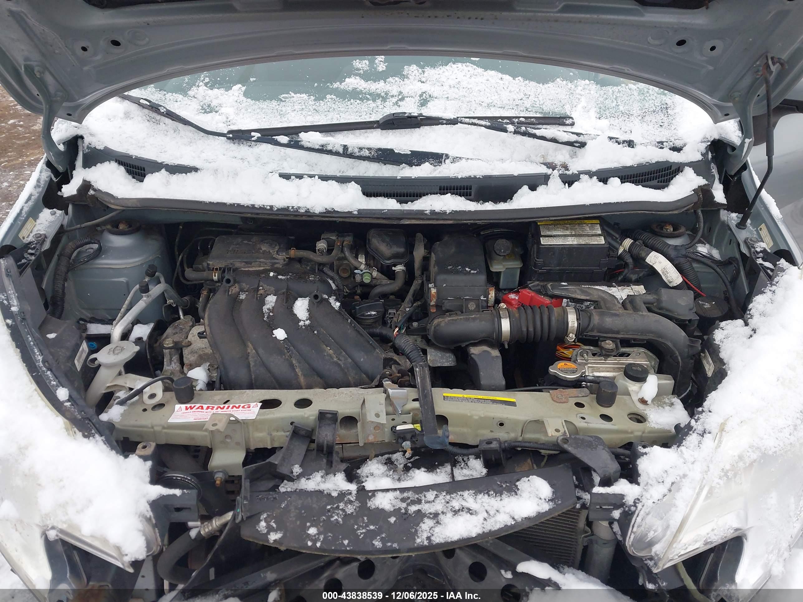 NISSAN VERSA image 10