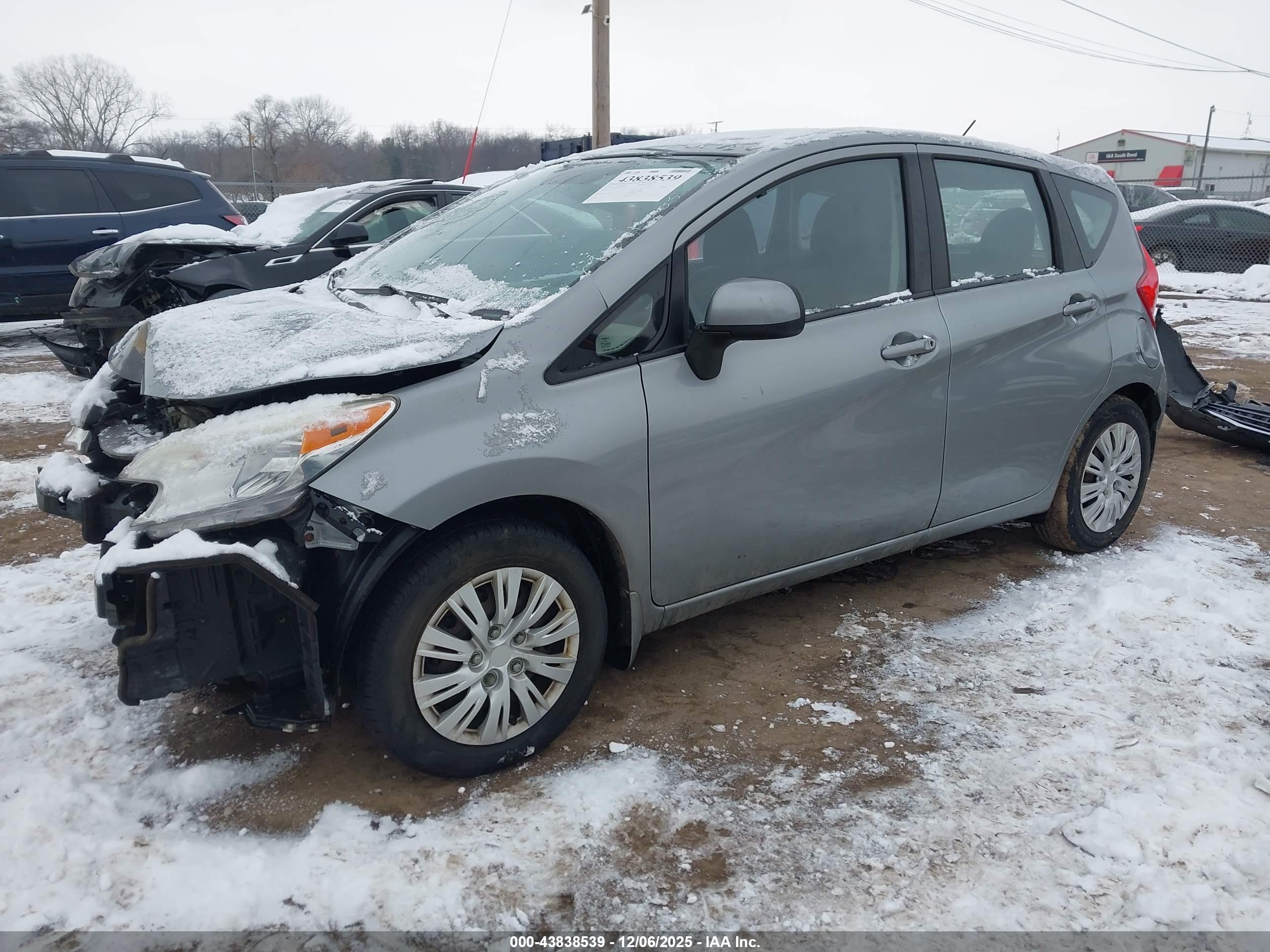 NISSAN VERSA image 2