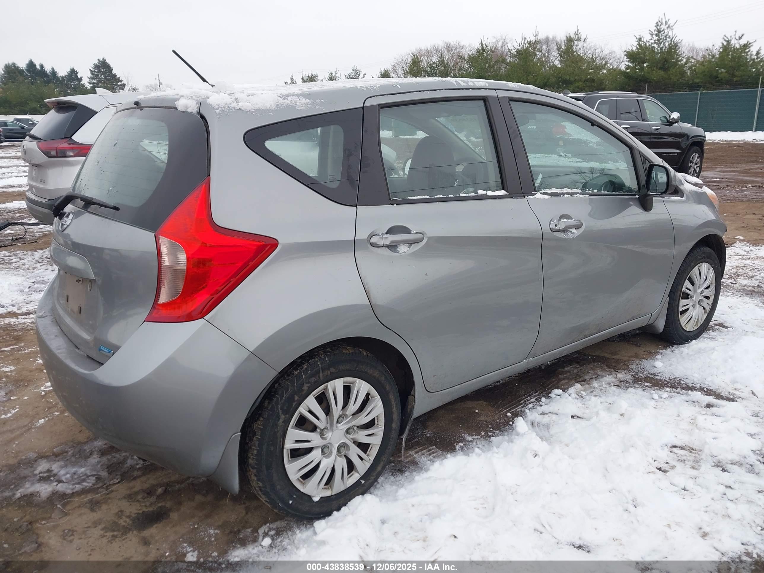 NISSAN VERSA image 4
