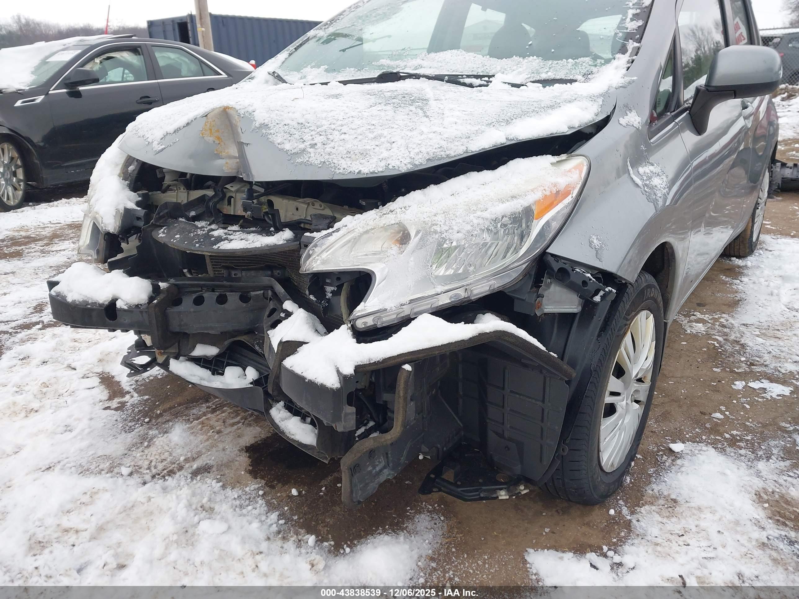 NISSAN VERSA image 6