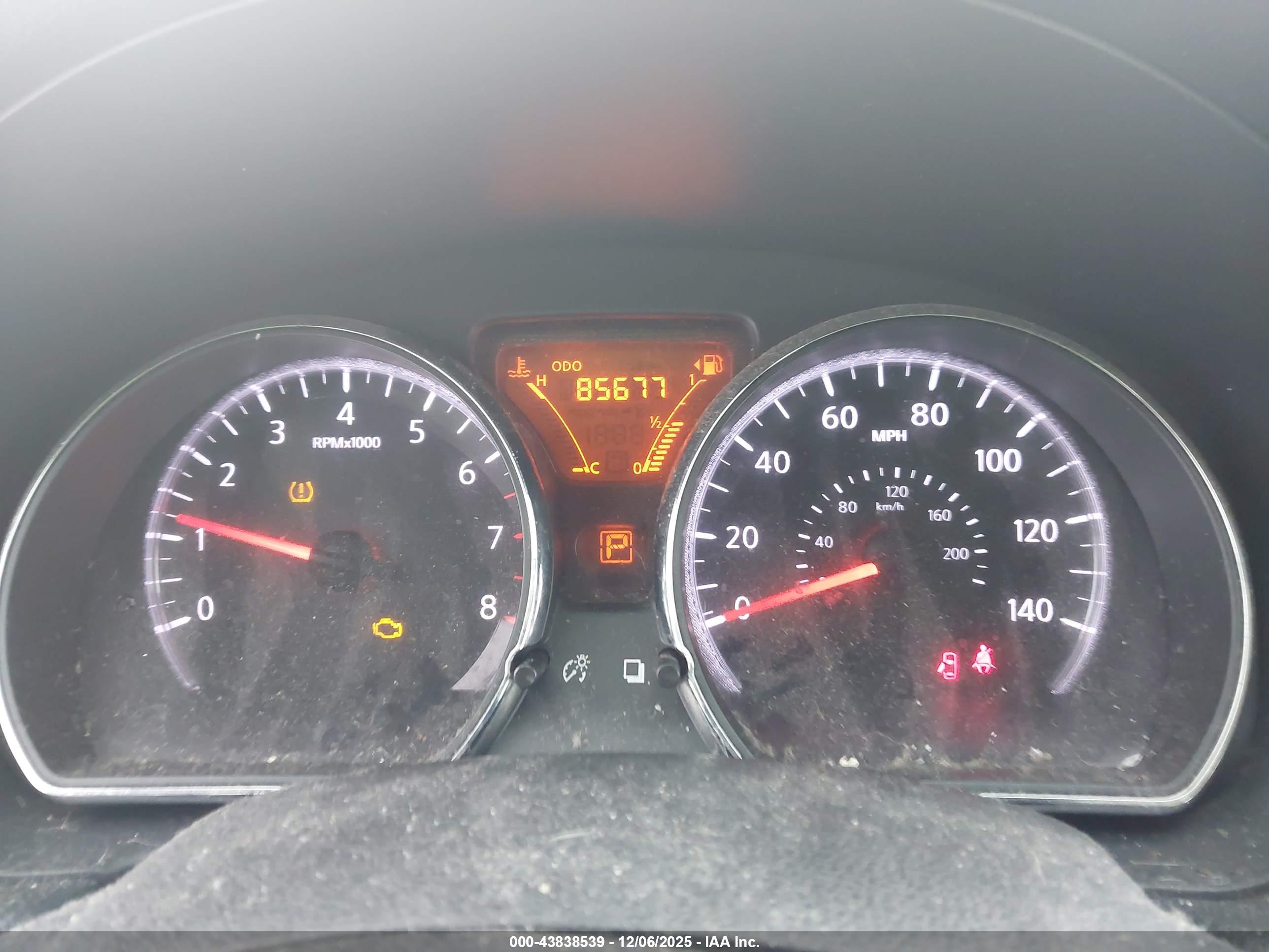 NISSAN VERSA image 7