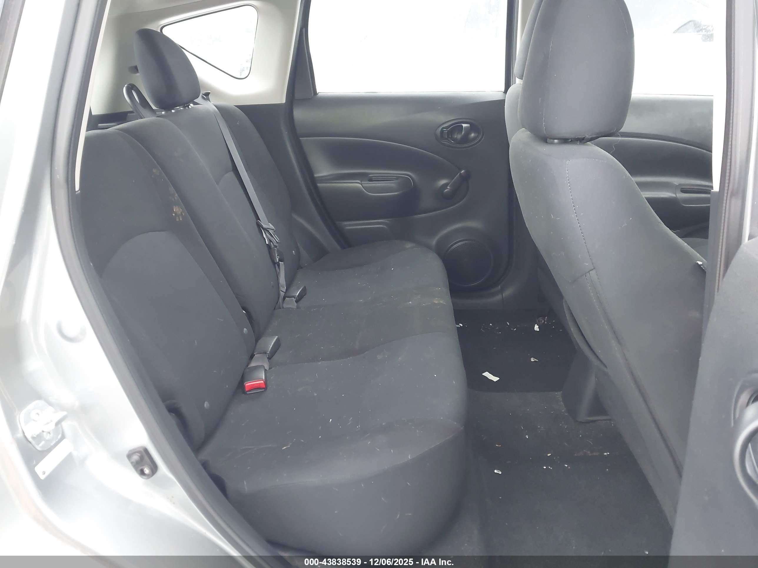 NISSAN VERSA image 8