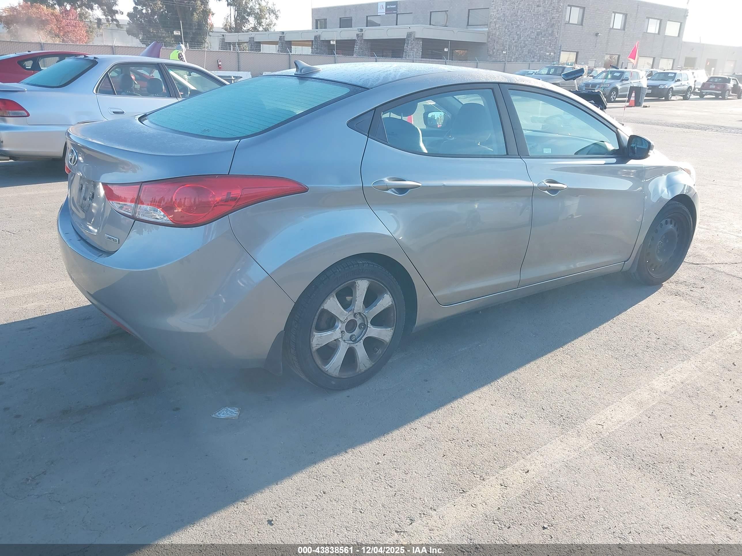 HYUNDAI ELANTRA image 4