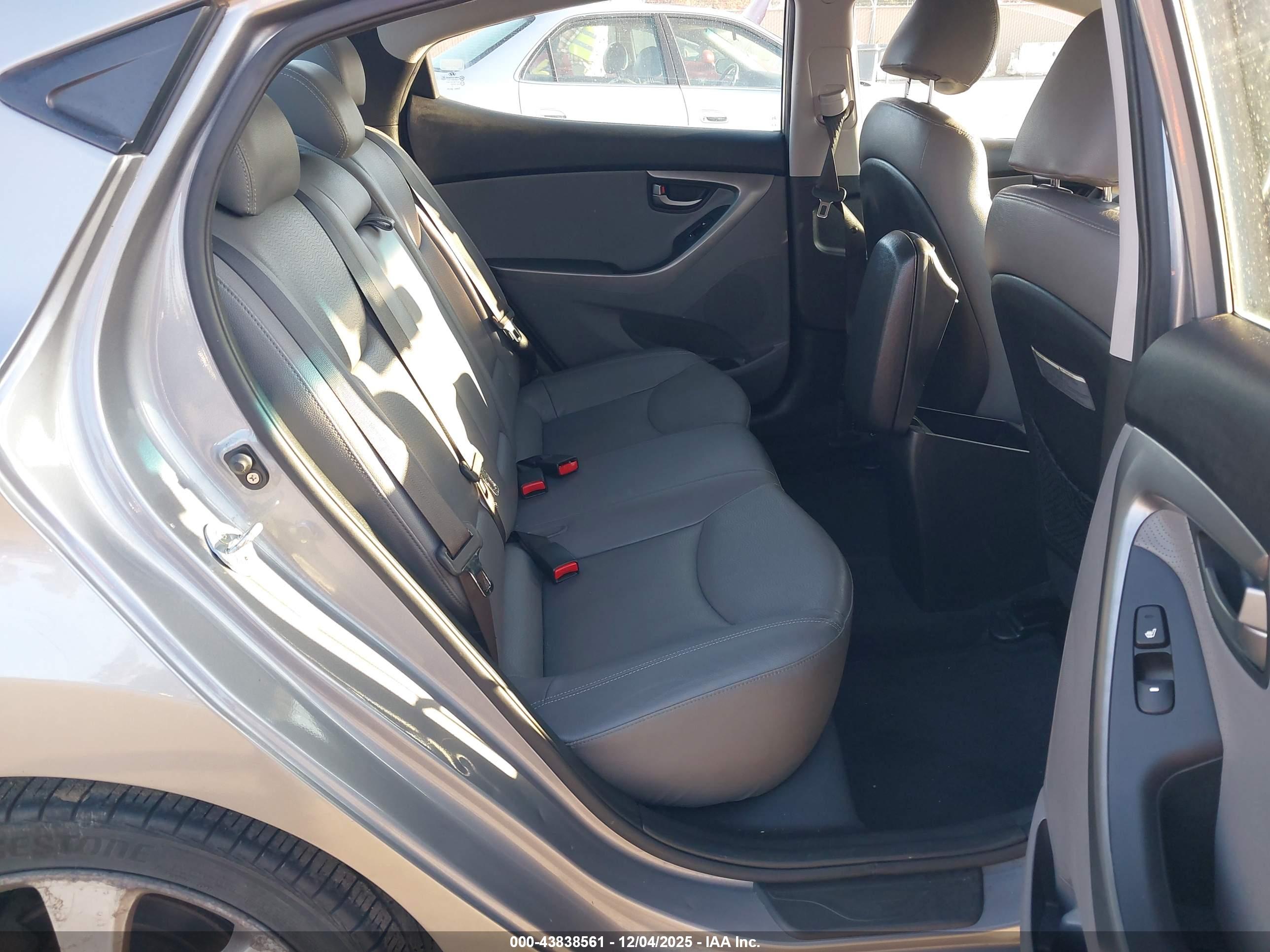HYUNDAI ELANTRA image 8