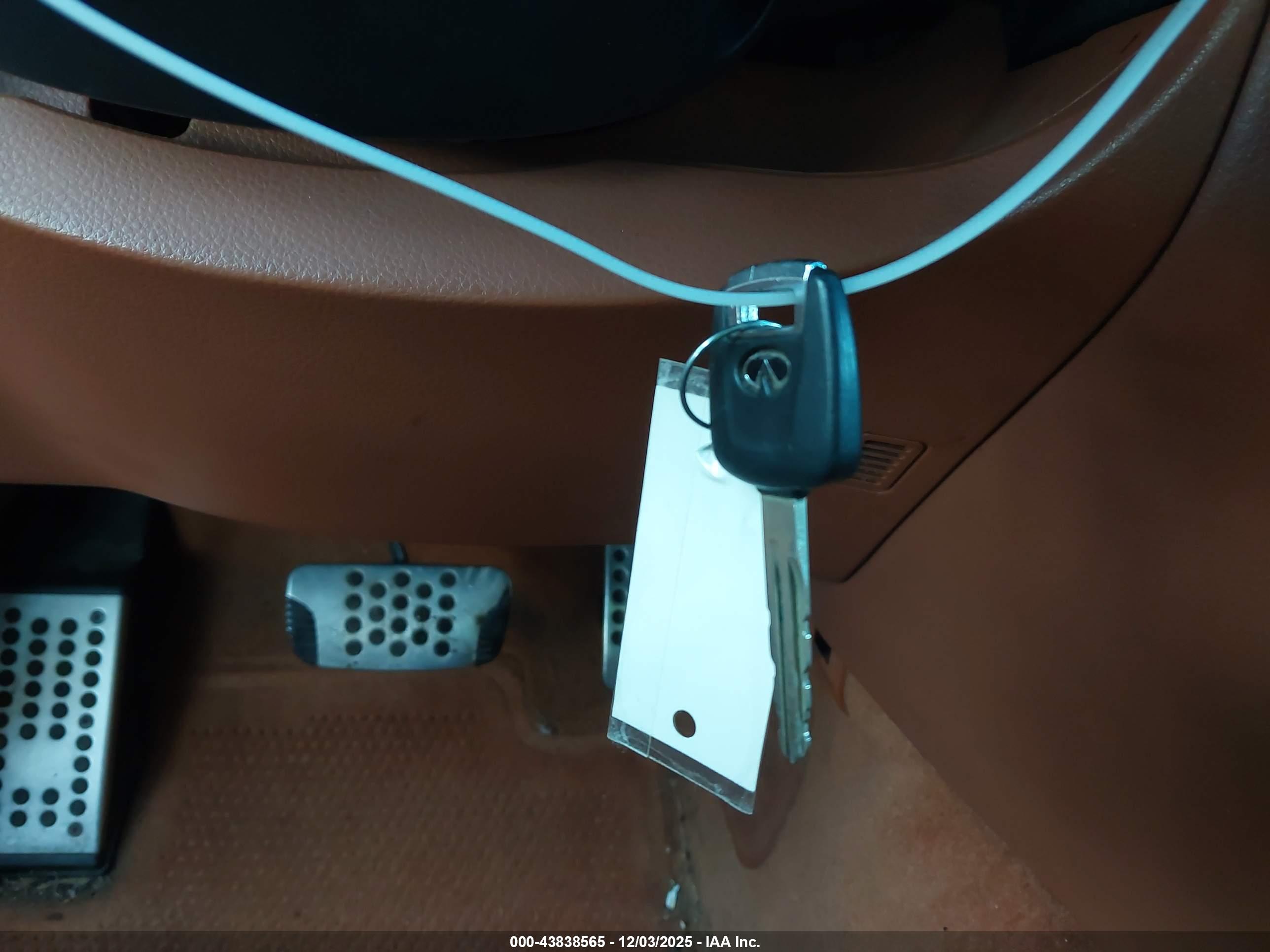 INFINITI FX35 image 11