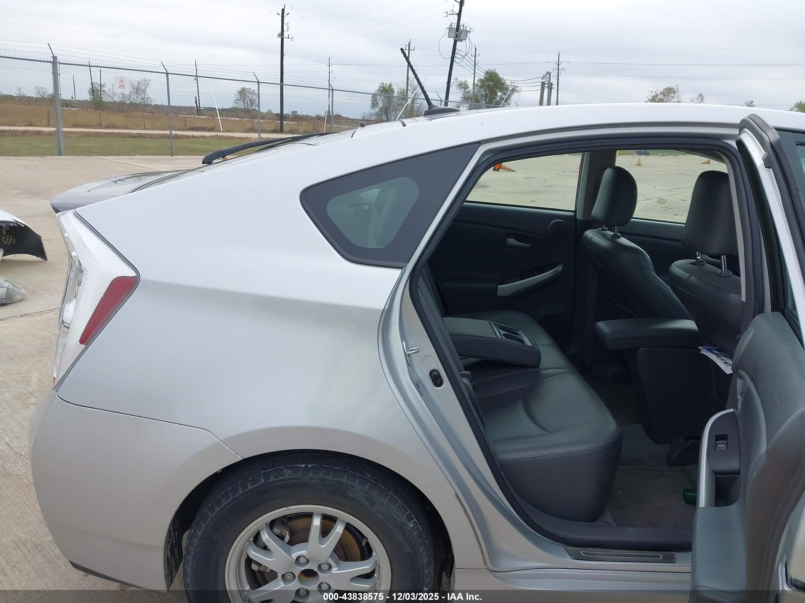 TOYOTA PRIUS image 8