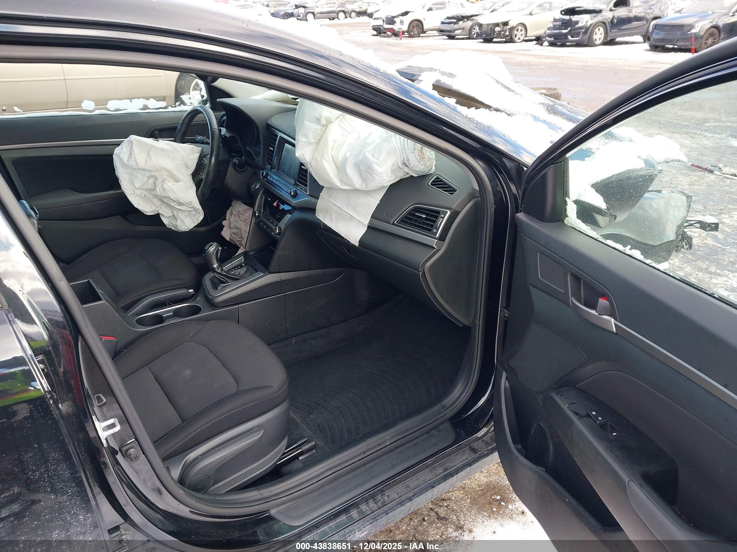 HYUNDAI ELANTRA image 5