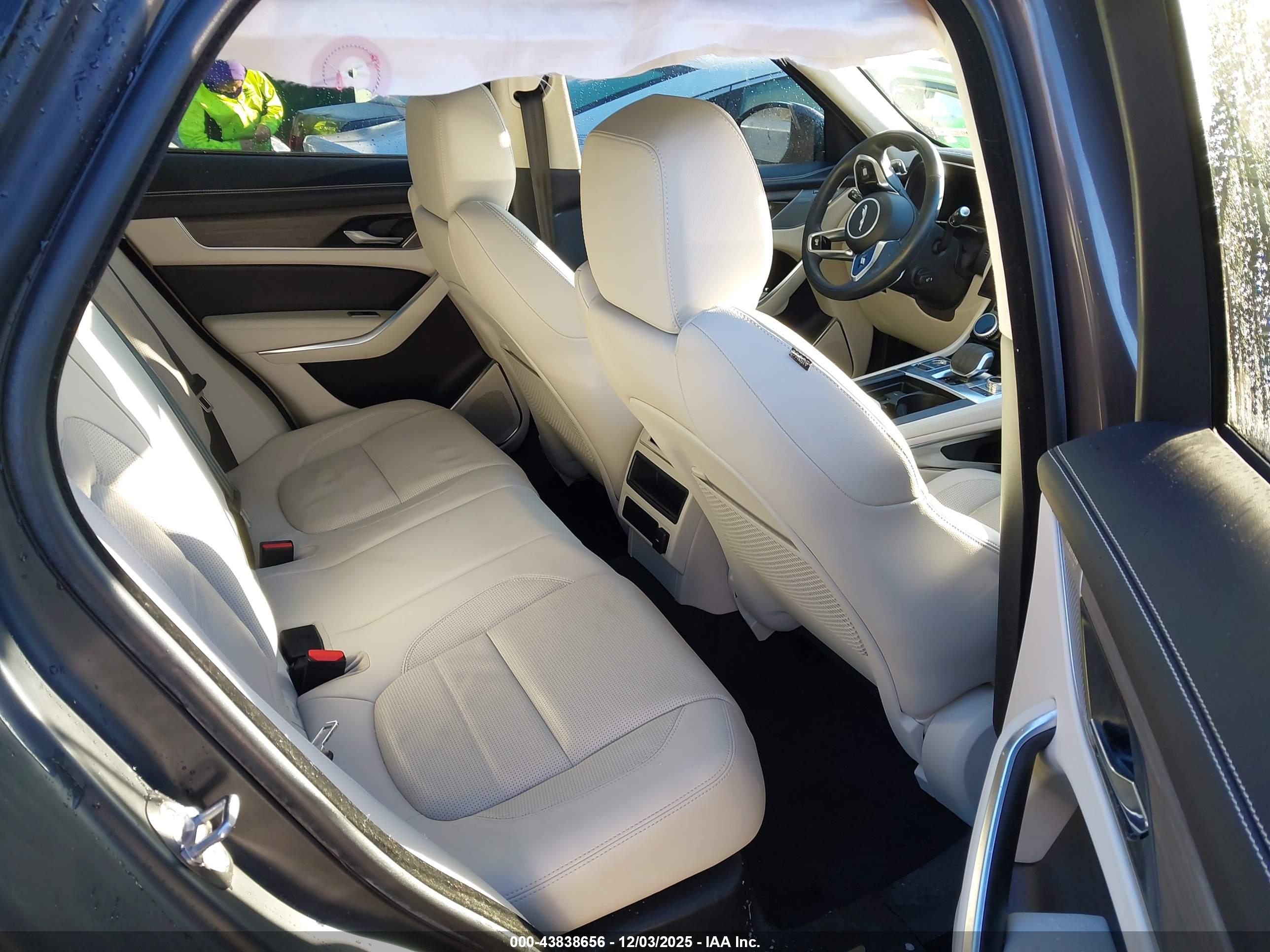 JAGUAR F-PACE image 8