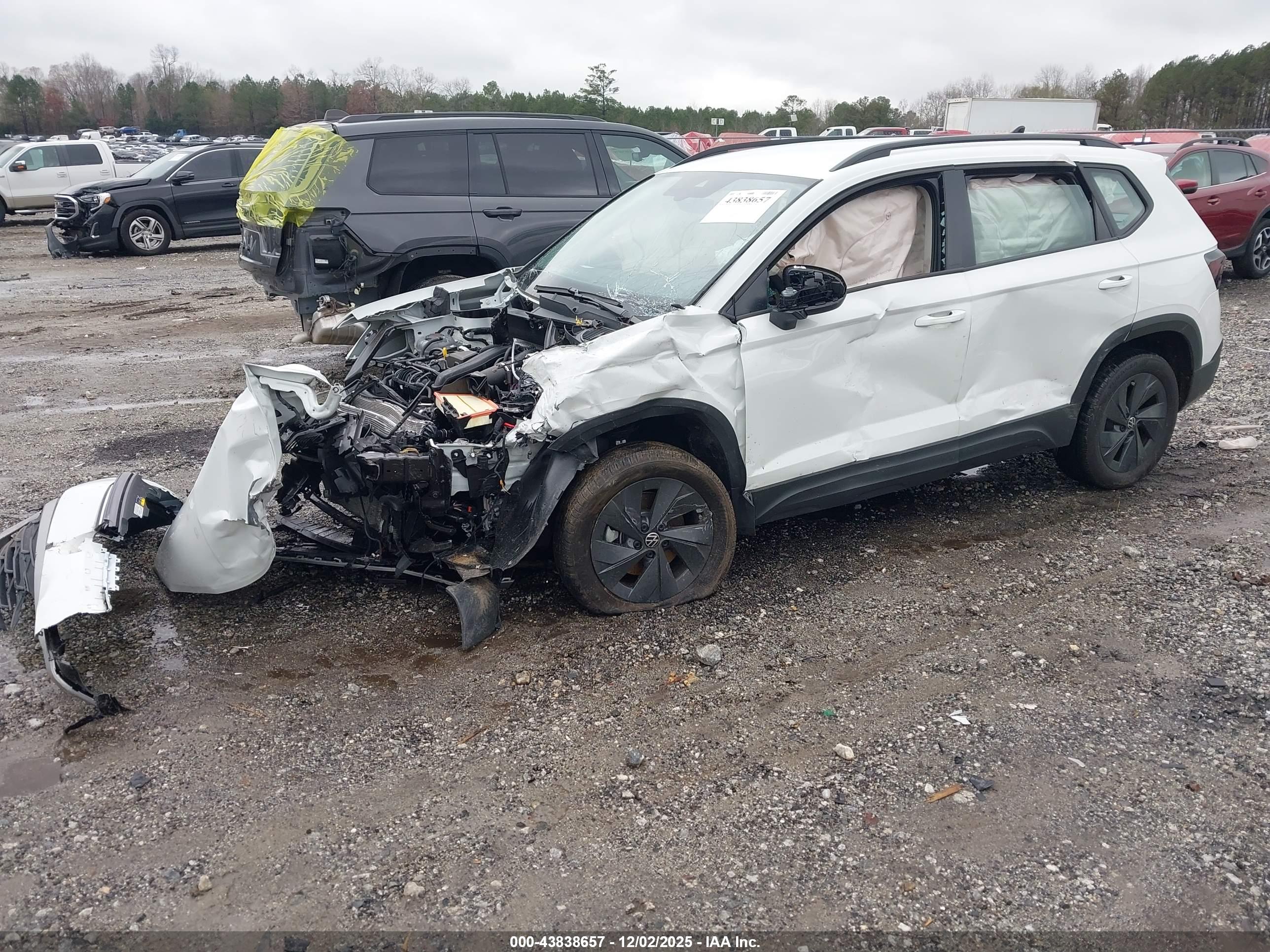 VOLKSWAGEN TAOS image 2