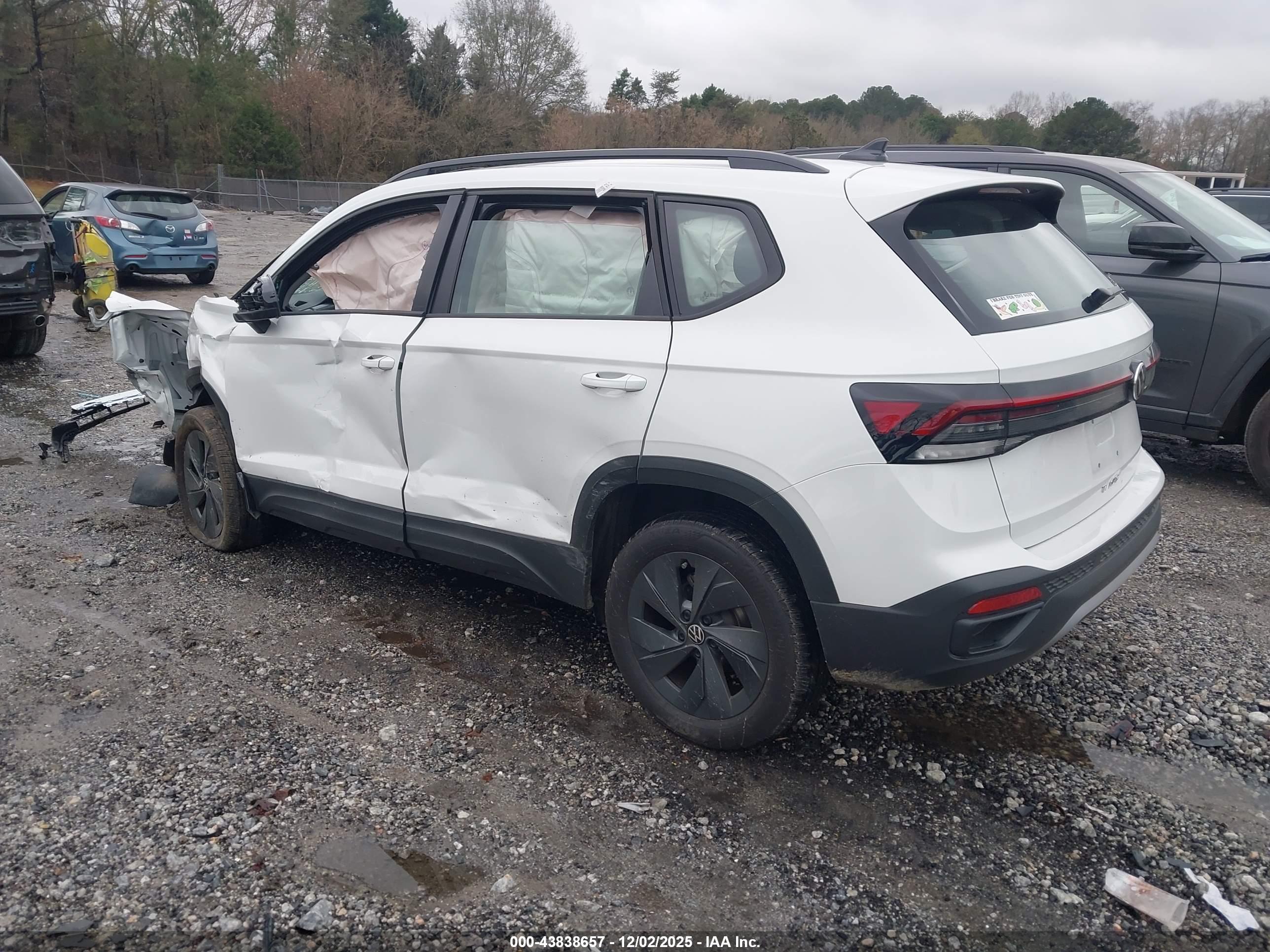 VOLKSWAGEN TAOS image 3