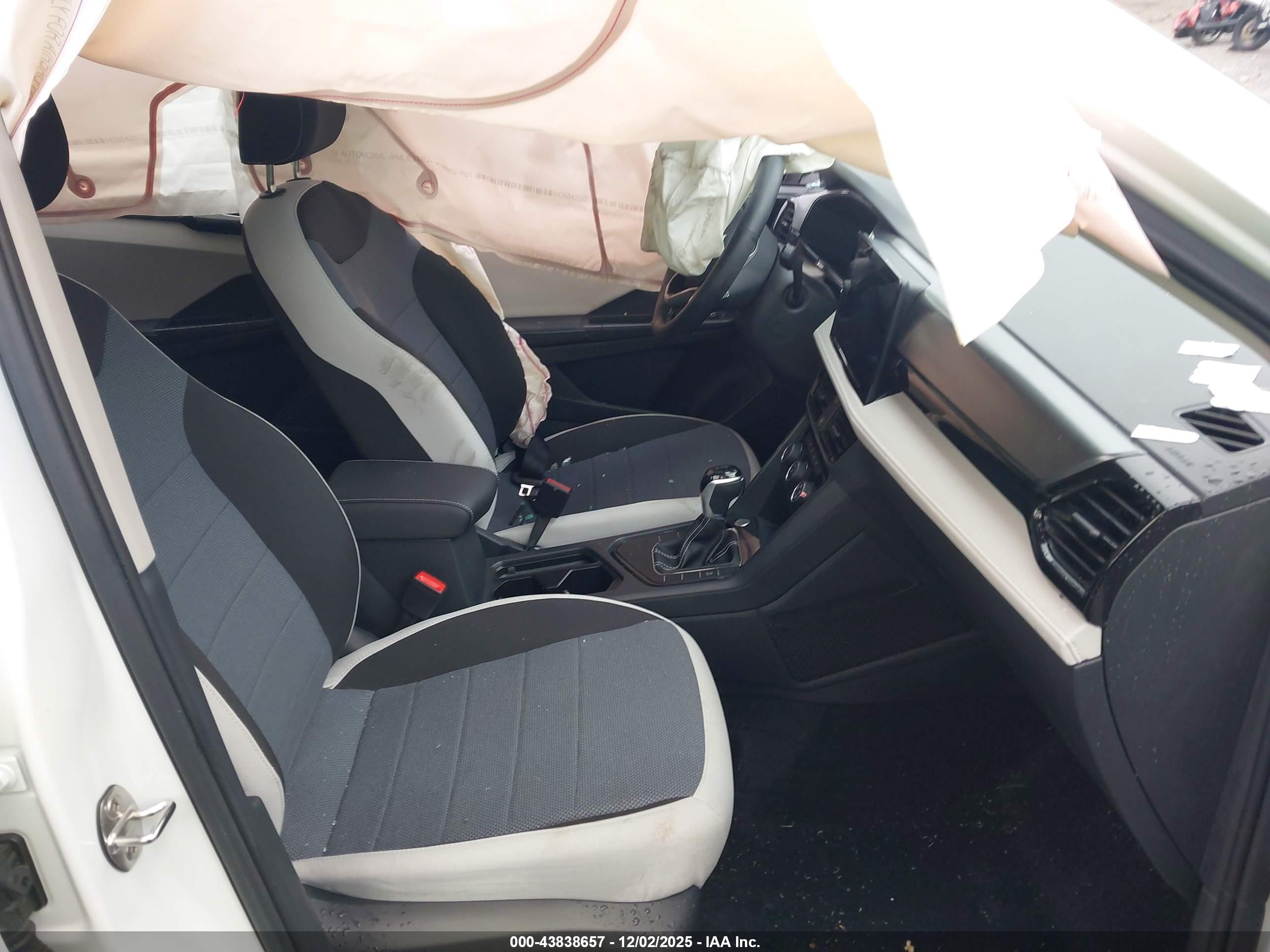VOLKSWAGEN TAOS image 5