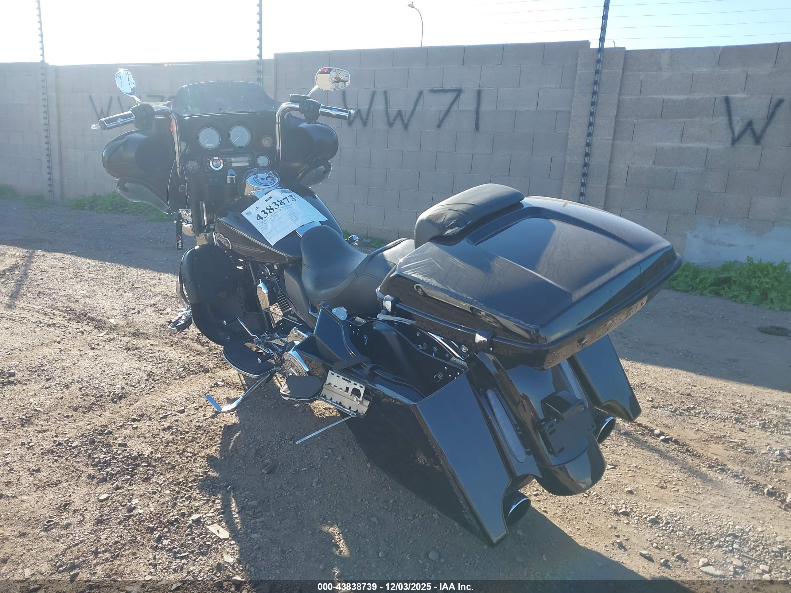HARLEY-DAVIDSON FLHTCU image 3