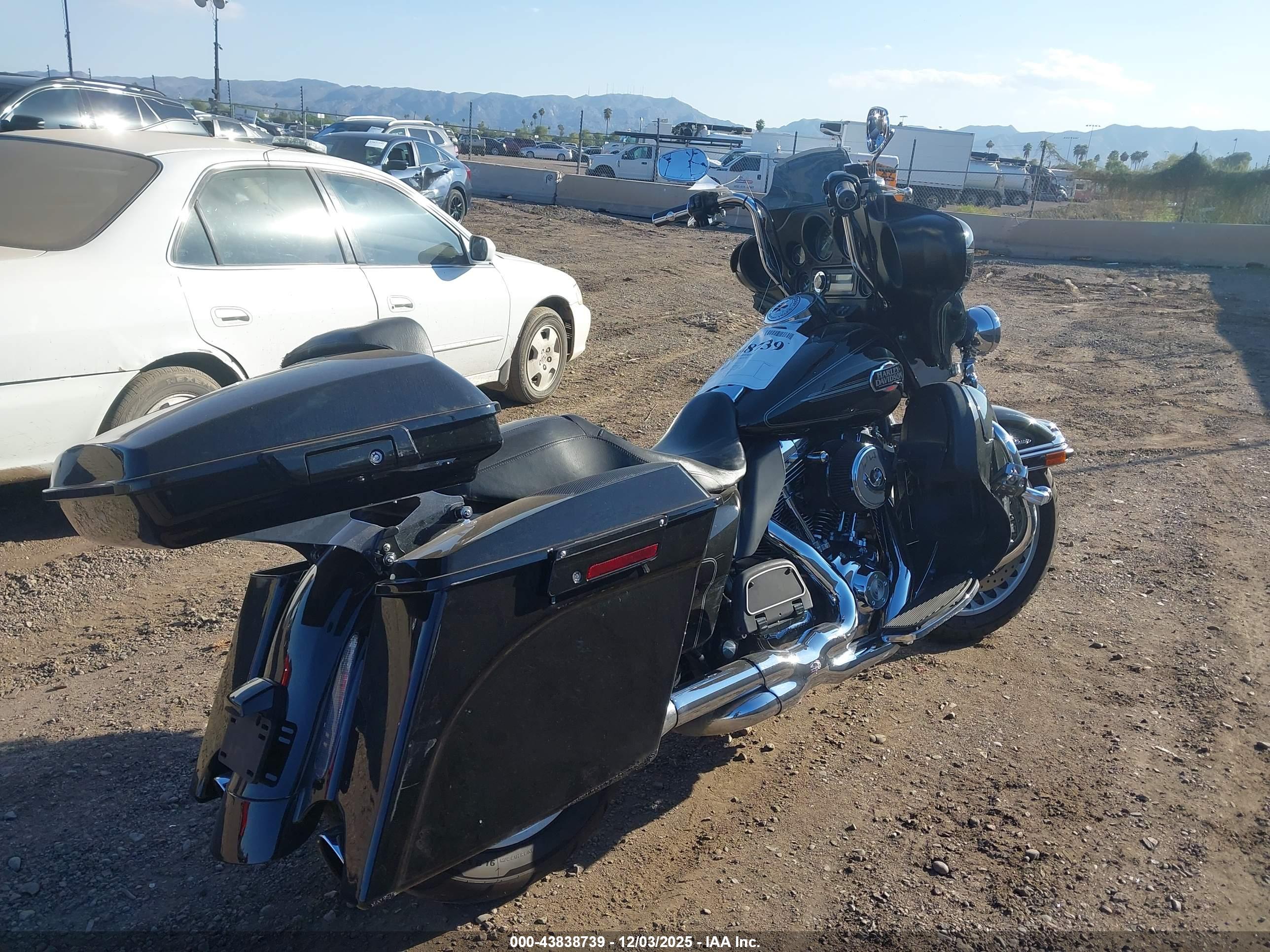 HARLEY-DAVIDSON FLHTCU image 4