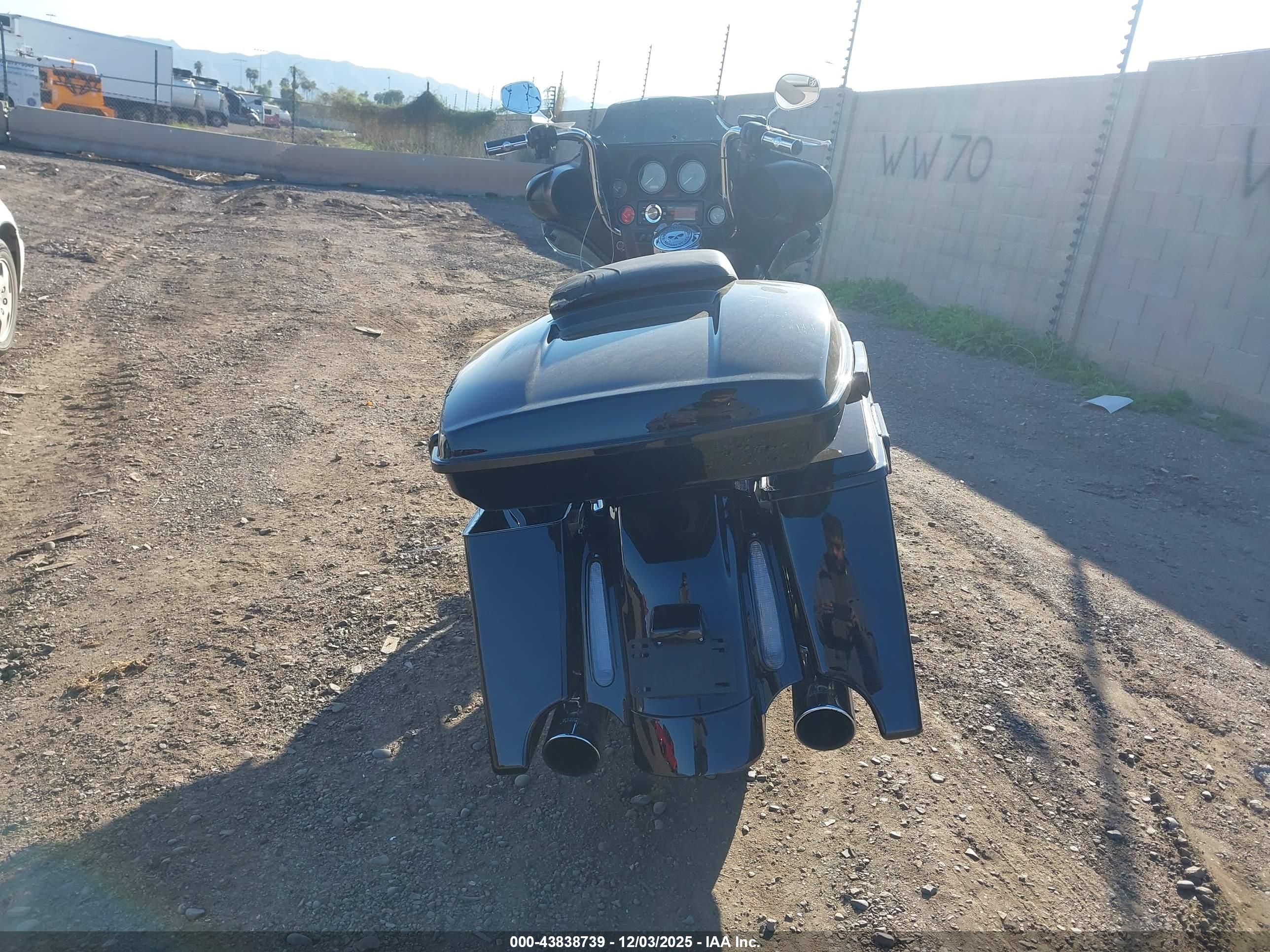 HARLEY-DAVIDSON FLHTCU image 6