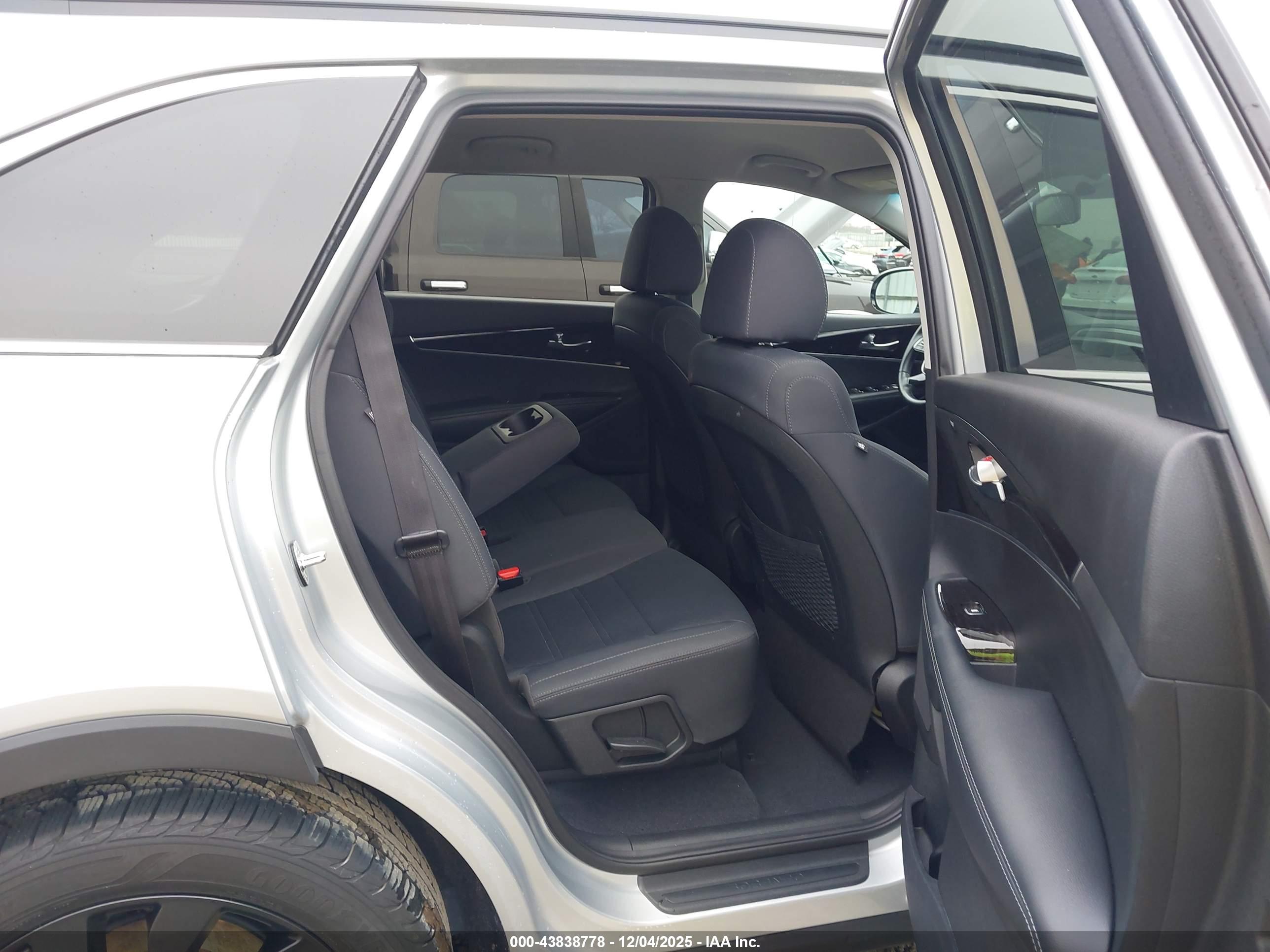 KIA SORENTO image 8