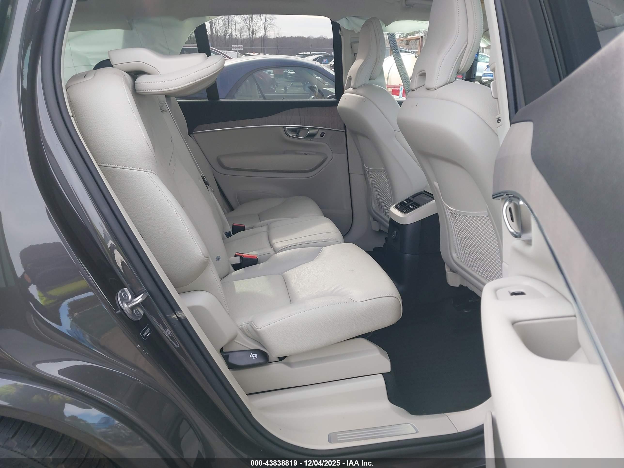 VOLVO XC90 image 8