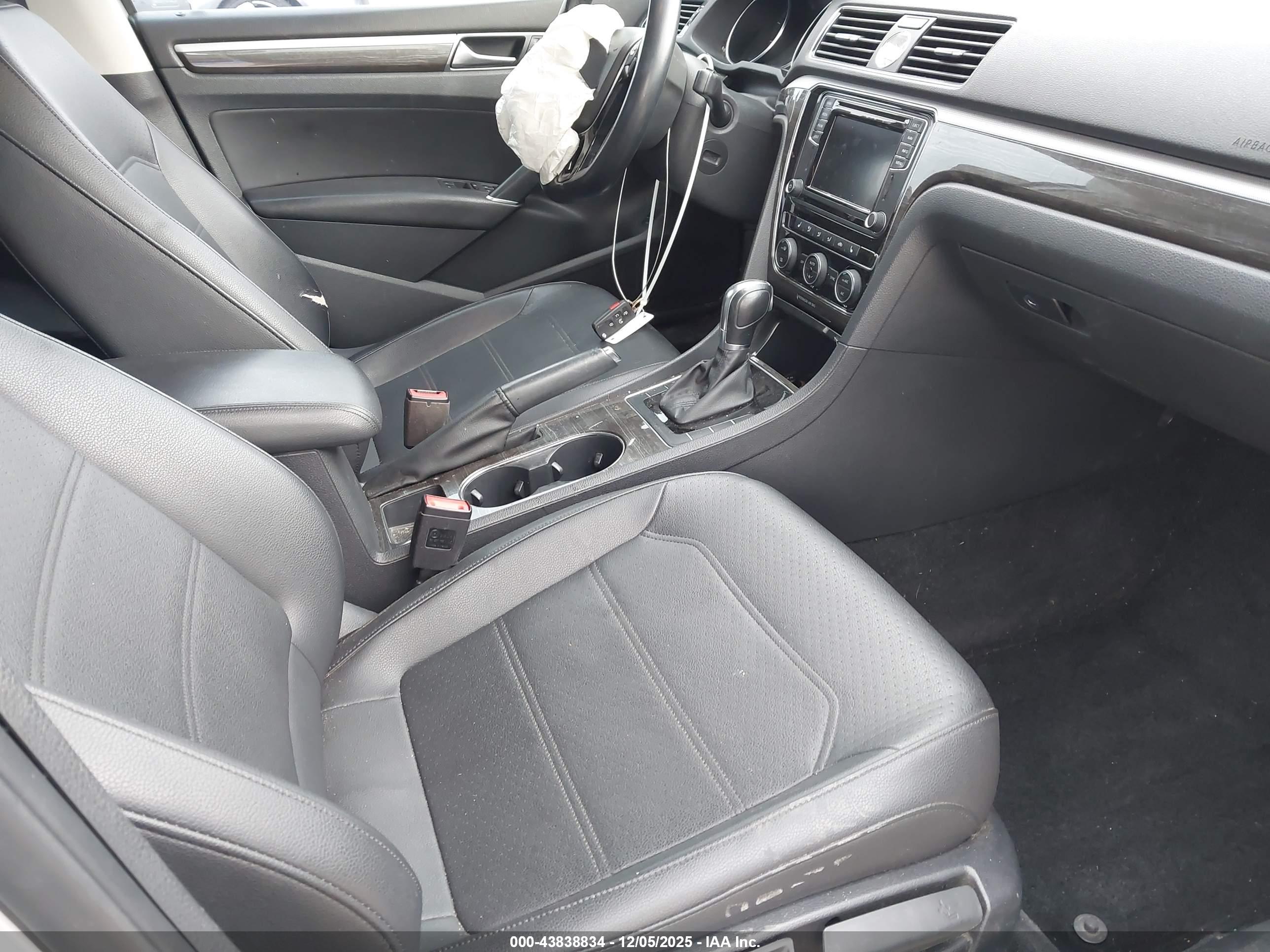 VOLKSWAGEN PASSAT image 5