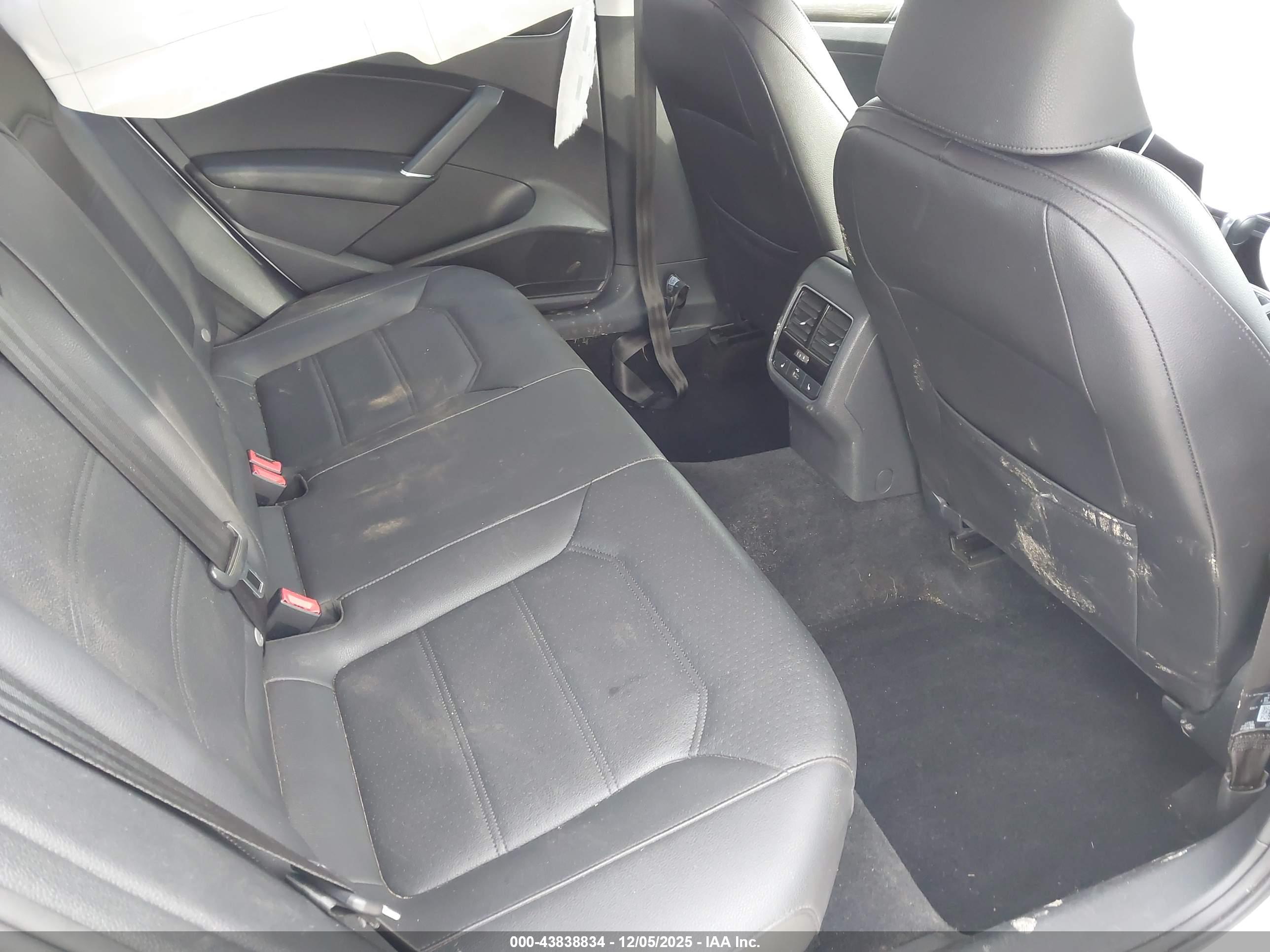 VOLKSWAGEN PASSAT image 8