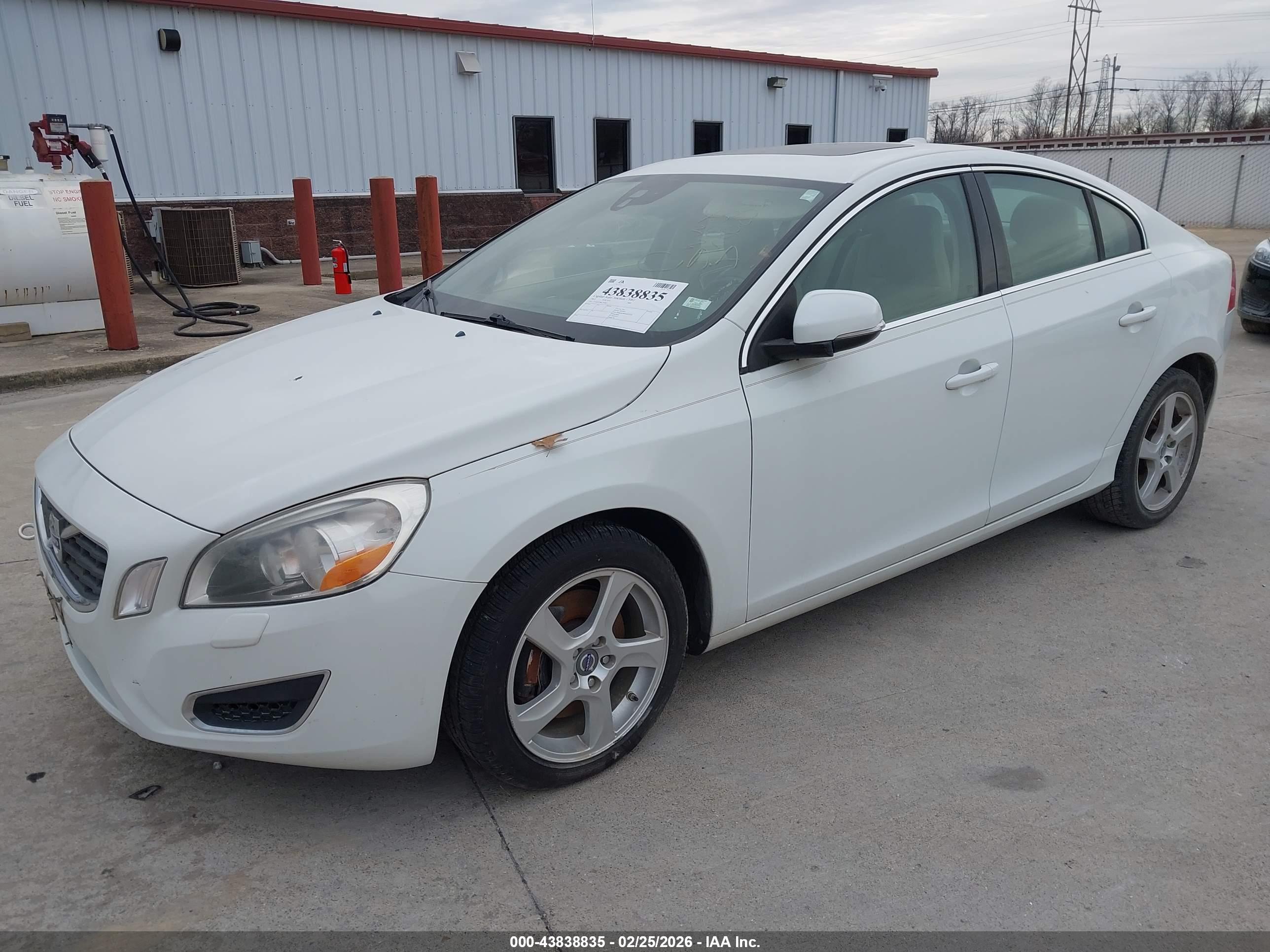 VOLVO S60 image 2