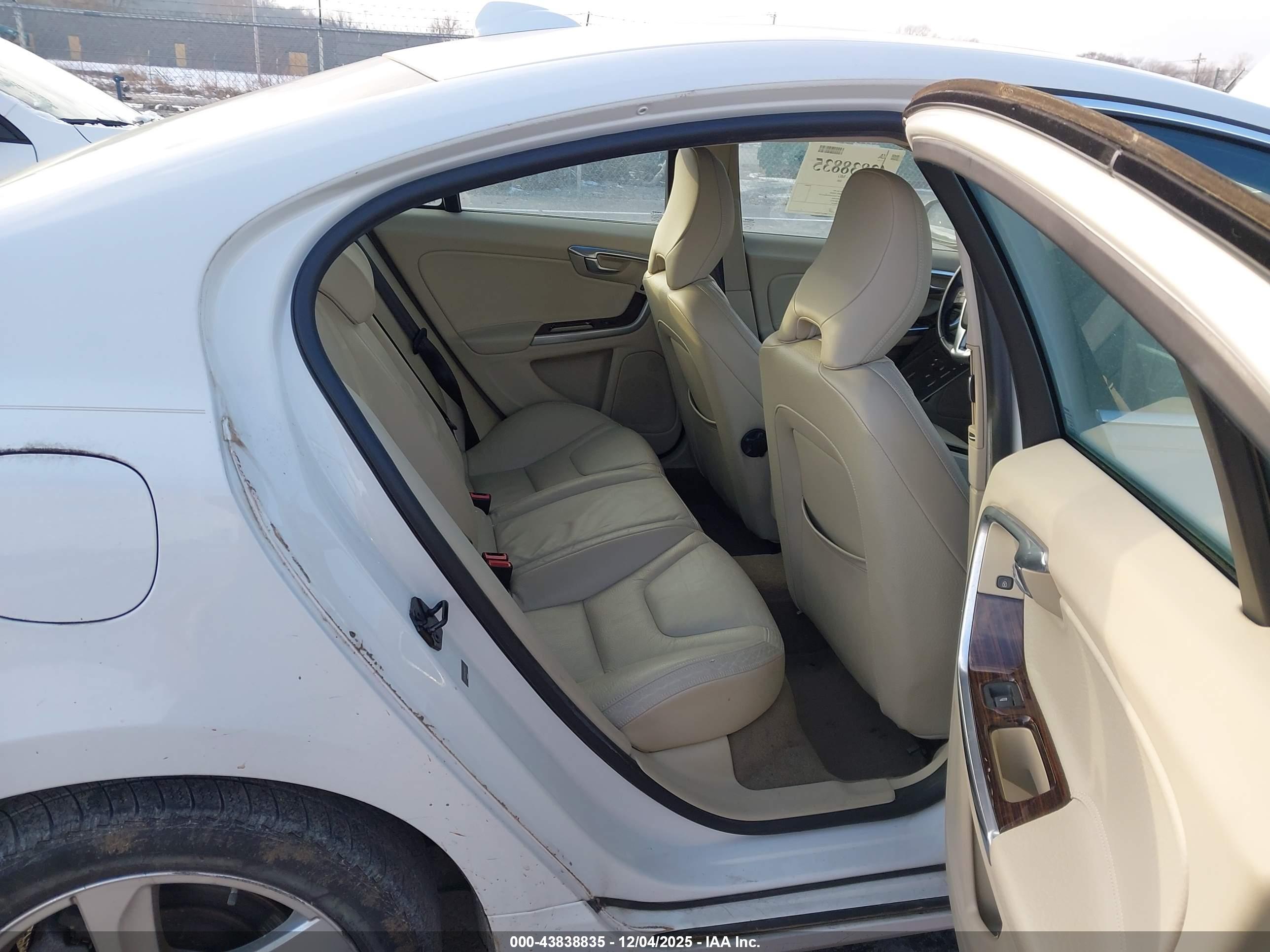 VOLVO S60 image 8
