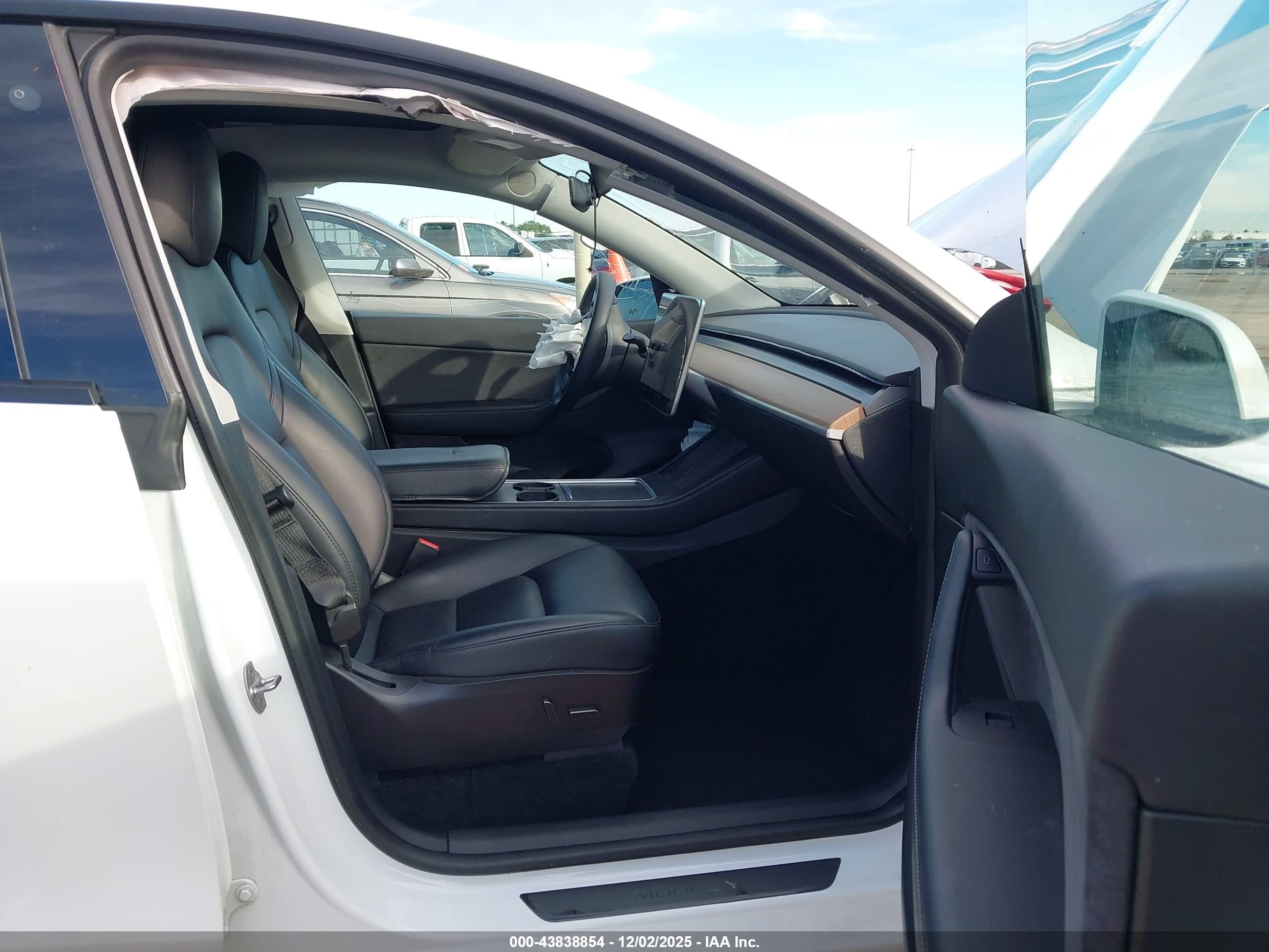 TESLA MODEL image 5