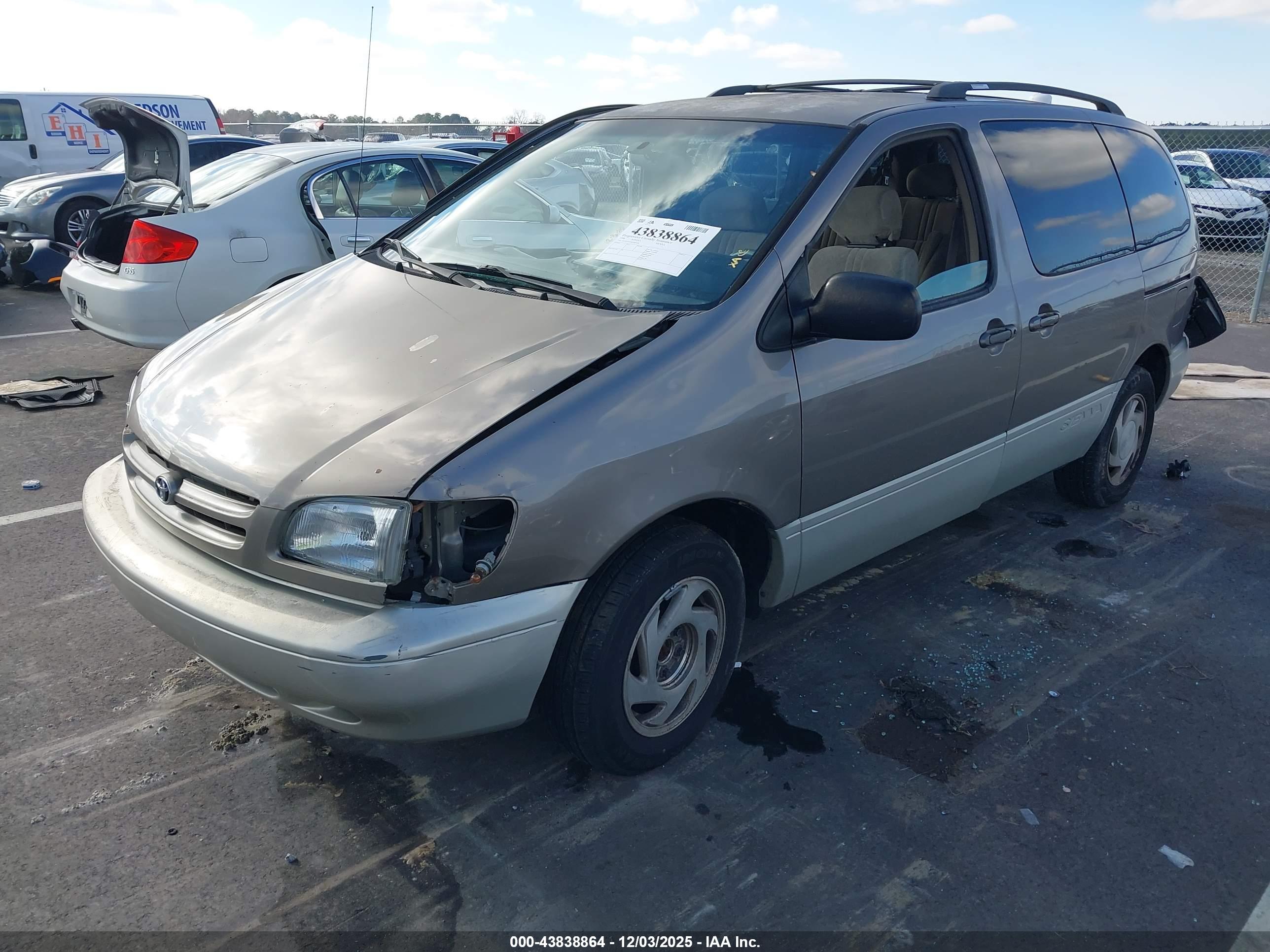 TOYOTA SIENNA image 2