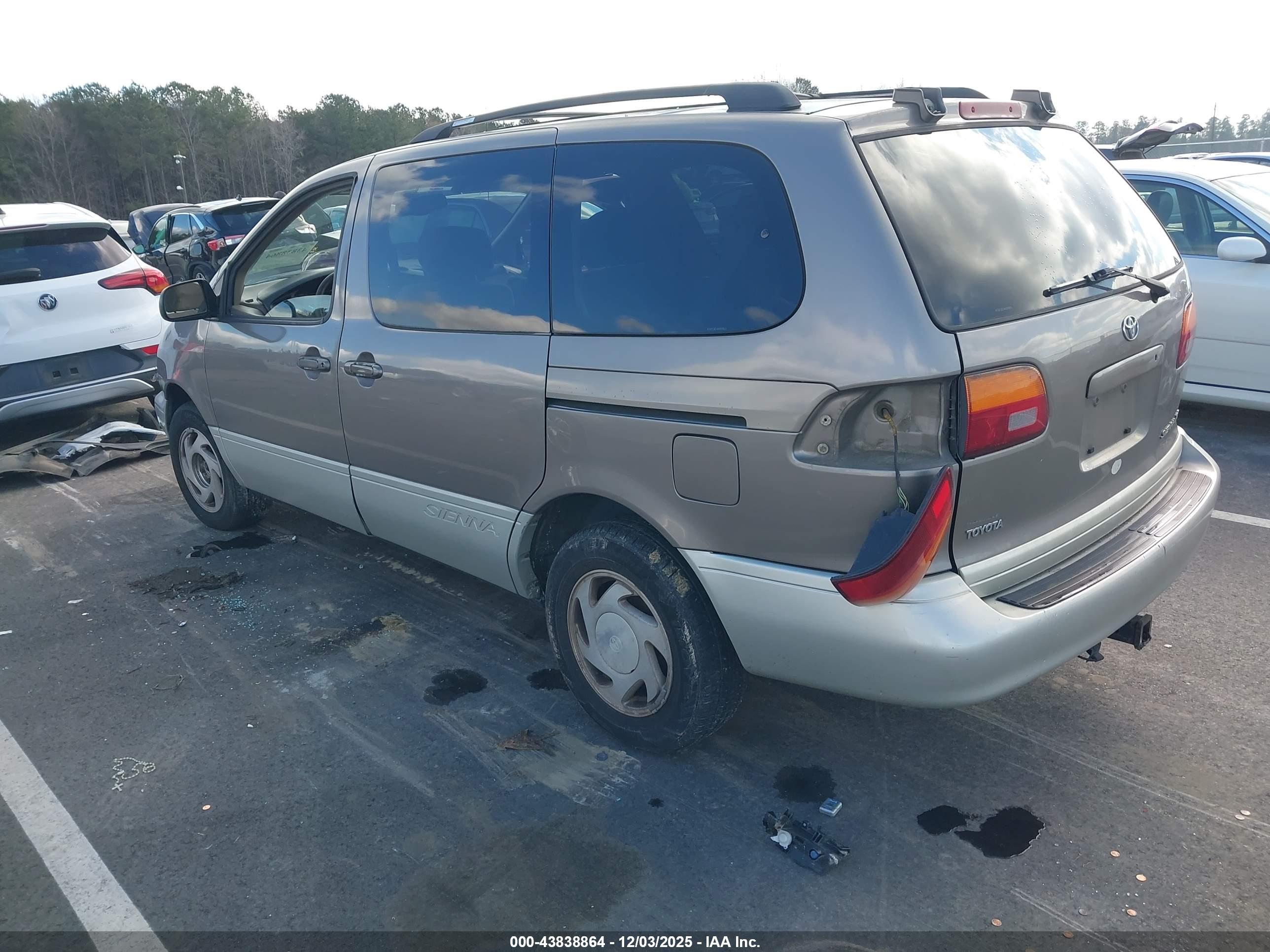 TOYOTA SIENNA image 3